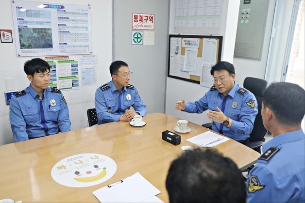 장인식 남해해경청장, 팔포항서 낚시어선 안전관리 점검