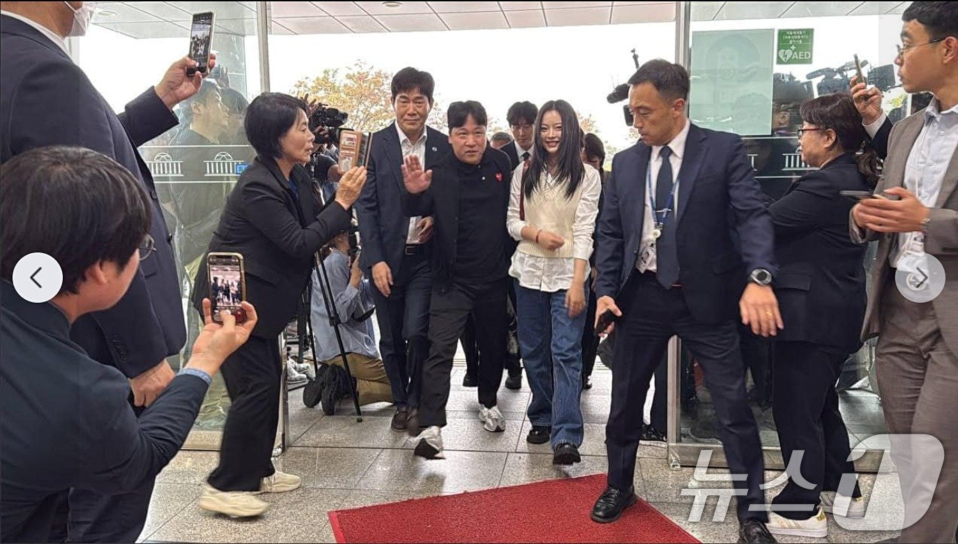 본문 이미지 - 그룹 뉴진스 멤버 하니(20·본명 하니 팜)가 15일 국회 환경노동위원회 국정감사장에 출석하기 위해 차에서 내려 본청으로 들어서자, 국회 과방위 위원장인 최민희 더불어민주당 의원이 바로 앞에서 촬영하는 모습이 포착됐다. (이기인 개혁신당 최고위원 페이스북 캡쳐) 2024.10.15/뉴스1