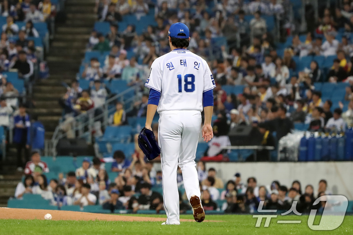 (대구=뉴스1) 공정식 기자 = 15일 오후 대구 삼성라이온즈파크에서 열린 프로야구 '2024 신한 SOL 뱅크 KBO 포스트시즌' 플레이오프 2차전 LG 트윈스와 삼성 라이온즈의 …