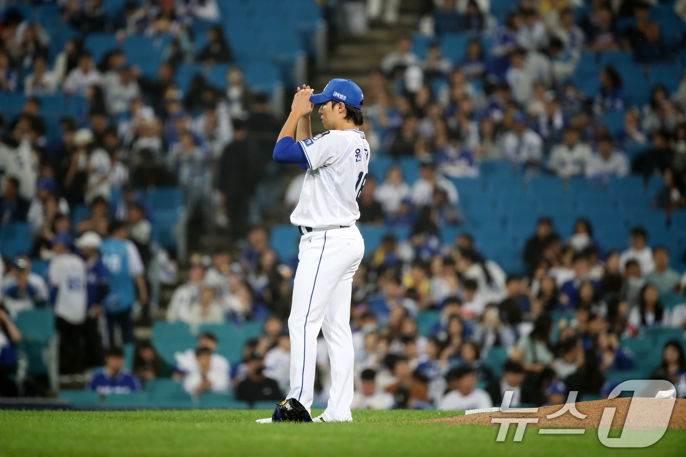 (대구=뉴스1) 공정식 기자 = 15일 오후 대구 삼성라이온즈파크에서 열린 프로야구 '2024 신한 SOL 뱅크 KBO 포스트시즌' 플레이오프 2차전 LG 트윈스와 삼성 라이온즈의 …