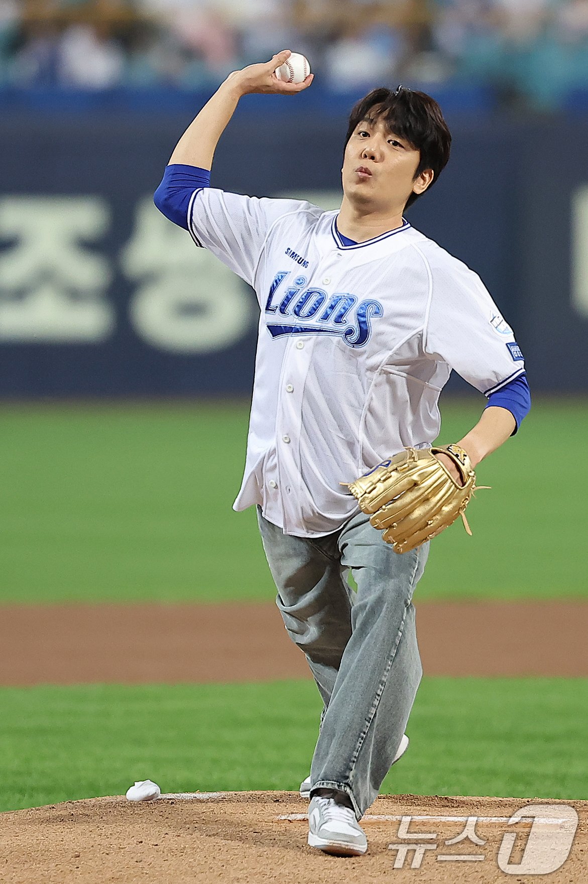 본문 이미지 - 15일 오후 대구 삼성라이온즈파크에서 열린 프로야구 '2024 신한 SOL 뱅크 KBO 포스트시즌' 플레이오프 2차전 LG 트윈스와 삼성 라이온즈의 경기를 앞두고 배우 허형규가 승리 기원 시구를 던지고 있다. 2024.10.15/뉴스1 ⓒ News1 김진환 기자