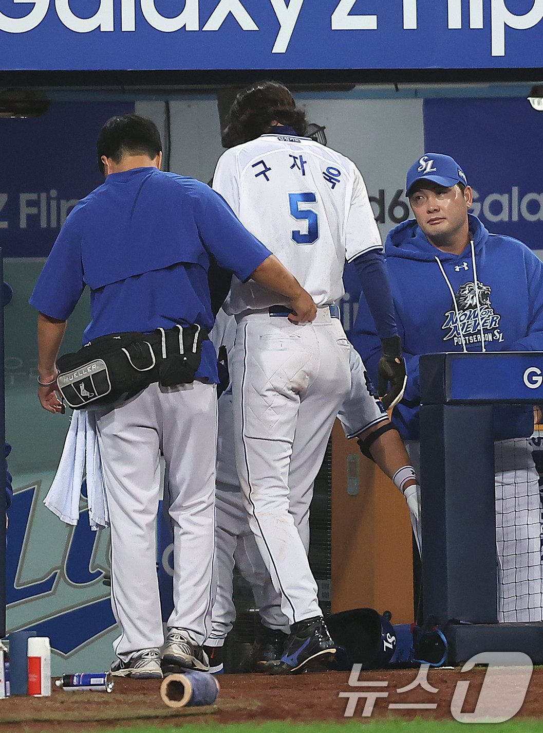 15일 오후 대구 삼성라이온즈파크에서 열린 프로야구 &#39;2024 신한 SOL 뱅크 KBO 포스트시즌&#39; 플레이오프 2차전 LG 트윈스와 삼성 라이온즈의 경기, 삼성 구자욱이 1회말 2사 2루에서 디아즈의 적시 2루타 때 득점 후 팀 의료진의 부축을 받으며 더그아웃으로 향하고 있다. 2024.10.15/뉴스1 ⓒ News1 김진환 기자