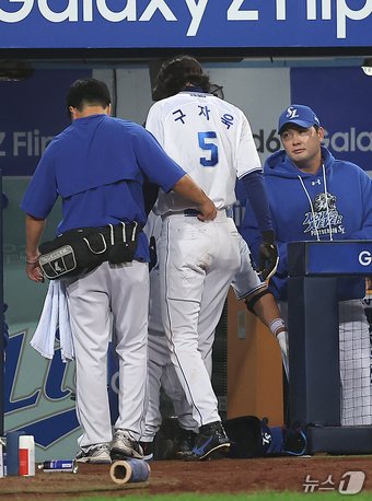 15일 오후 대구 삼성라이온즈파크에서 열린 프로야구 &#39;2024 신한 SOL 뱅크 KBO 포스트시즌&#39; 플레이오프 2차전 LG 트윈스와 삼성 라이온즈의 경기, 삼성 구자욱이 1회말 2사 2루에서 디아즈의 적시 2루타 때 득점 후 팀 의료진의 부축을 받으며 더그아웃으로 향하고 있다. 2024.10.15/뉴스1 ⓒ News1 김진환 기자