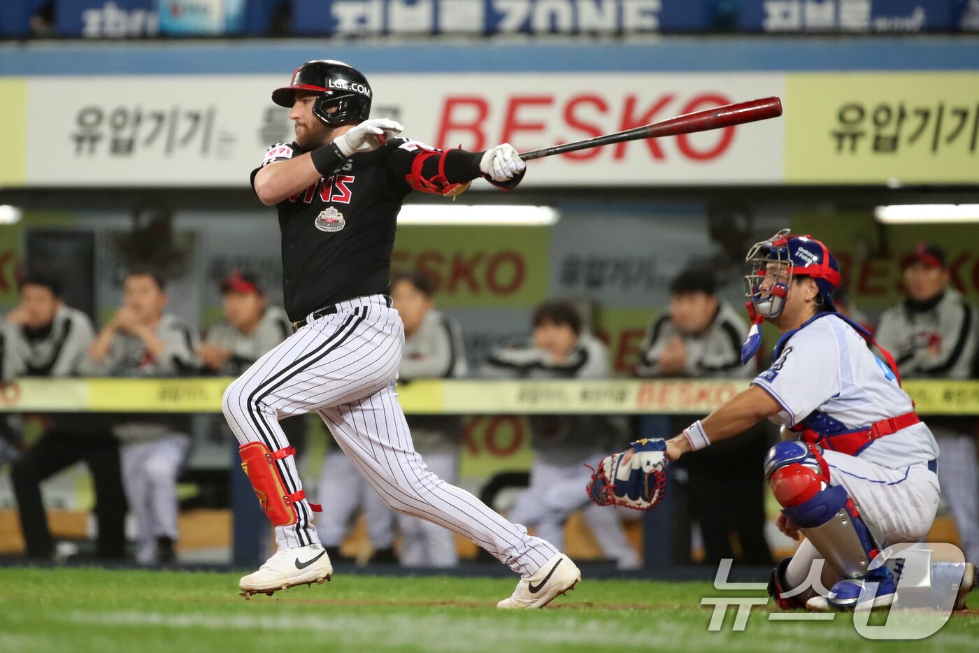 본문 이미지 - 15일 오후 대구 삼성라이온즈파크에서 열린 프로야구 &#39;2024 신한 SOL 뱅크 KBO 포스트시즌&#39; 플레이오프 2차전 LG 트윈스와 삼성 라이온즈의 경기, 1회초 1사 1루 상황 LG 3번타자 오스틴이 좌중간 안타를 치고 있다. 2024.10.15/뉴스1 ⓒ News1 공정식 기자