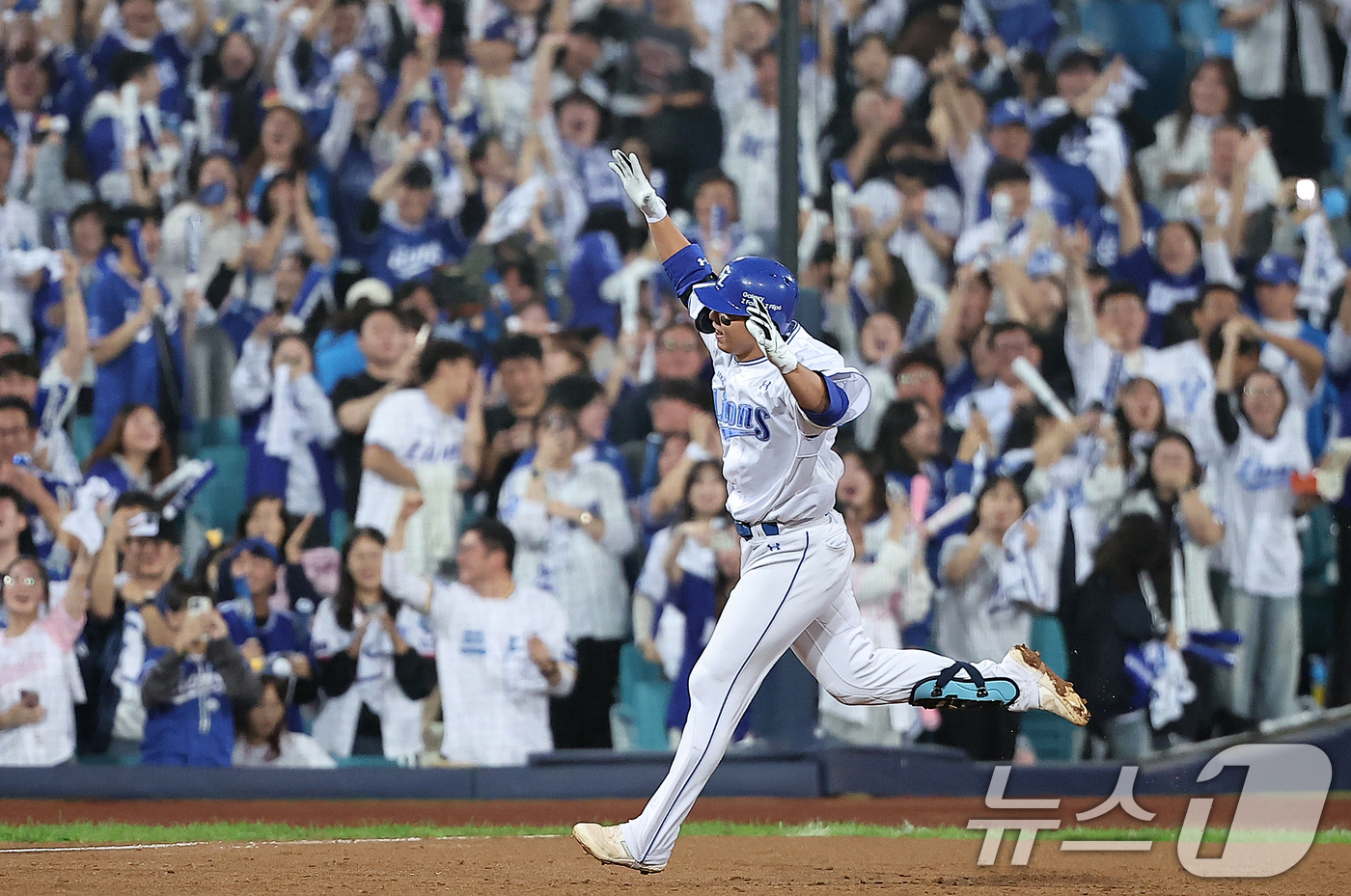 (대구=뉴스1) 김진환 기자 = 15일 오후 대구 삼성라이온즈파크에서 열린 프로야구 '2024 신한 SOL 뱅크 KBO 포스트시즌' 플레이오프 2차전 LG 트윈스와 삼성 라이온즈의 …