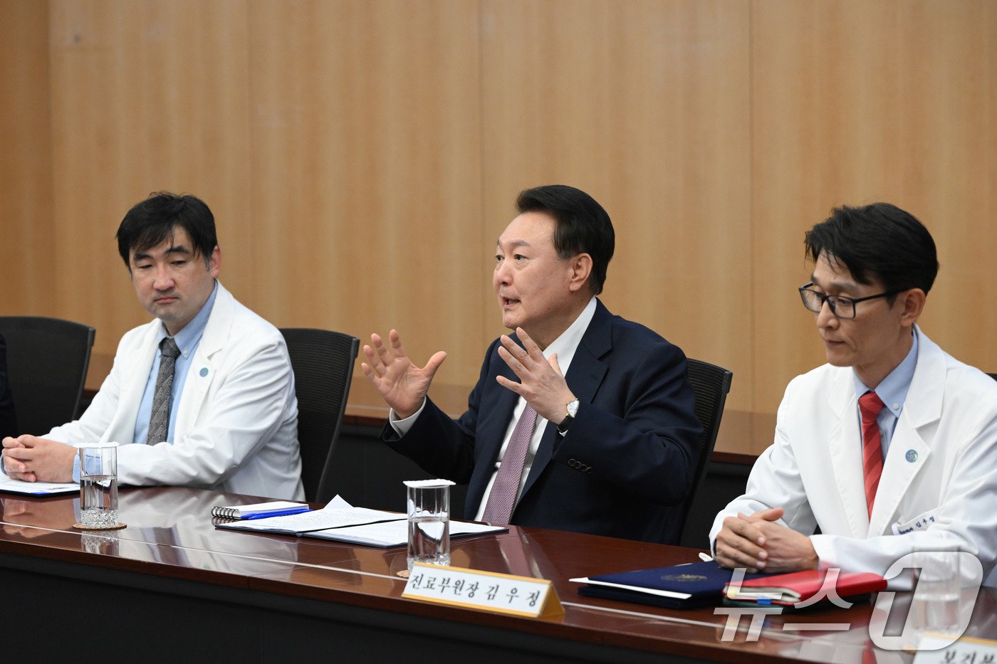 본문 이미지 - 윤석열 대통령이 15일 제주시 제주대학교병원에서 병원관계자 및 의료진과 간담회를 갖고 있다. (대통령실 제공) 2024.10.15/뉴스1 ⓒ News1 박지혜 기자