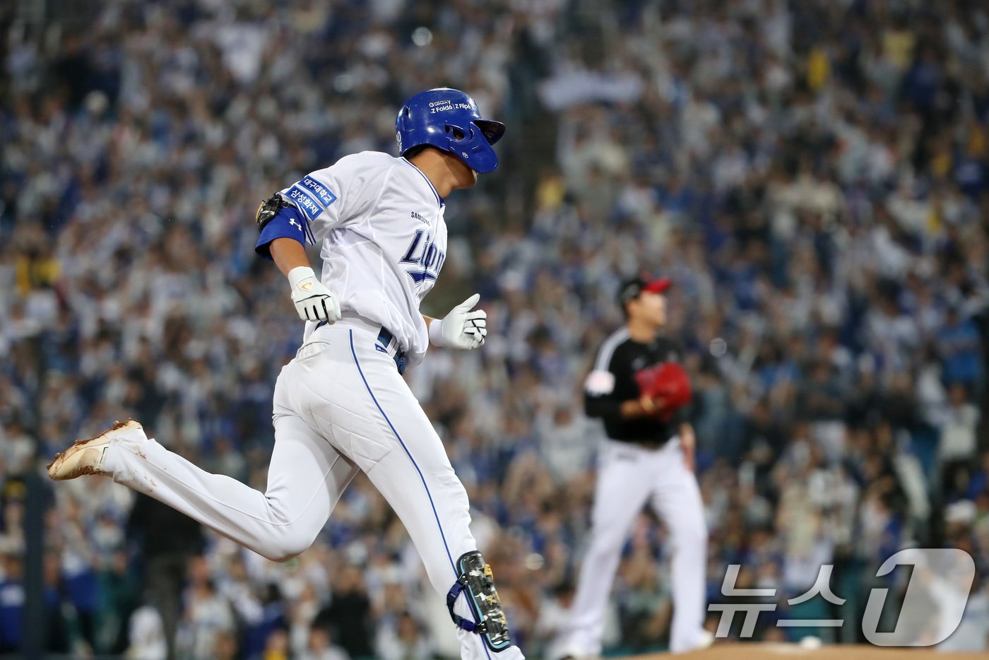 본문 이미지 - 15일 오후 대구 삼성라이온즈파크에서 열린 프로야구 '2024 신한 SOL 뱅크 KBO 포스트시즌' 플레이오프 2차전 LG 트윈스와 삼성 라이온즈의 경기, 2회말 2사 상황 삼성 8번타자 김영웅이 LG 선발 손주영을 상대로 우월 1점 홈런을 친 뒤 홈으로 달려가고 있다. 2024.10.15/뉴스1 ⓒ News1 공정식 기자