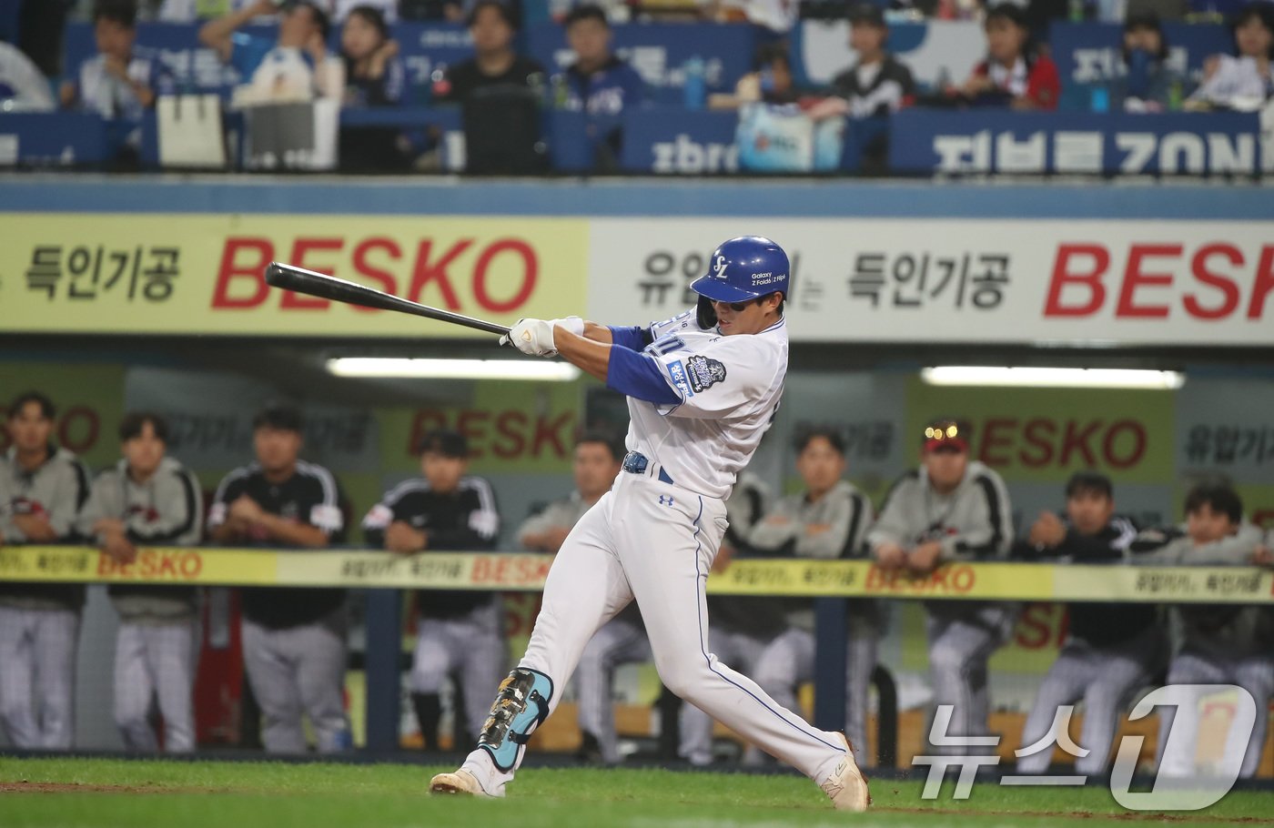 15일 오후 대구 삼성라이온즈파크에서 열린 프로야구 &#39;2024 신한 SOL 뱅크 KBO 포스트시즌&#39; 플레이오프 2차전 LG 트윈스와 삼성 라이온즈의 경기, 2회말 2사 상황 삼성 8번타자 김영웅이 LG 선발 손주영을 상대로 우월 1점 홈런을 터뜨리고 있다. 2024.10.15/뉴스1 ⓒ News1 공정식 기자