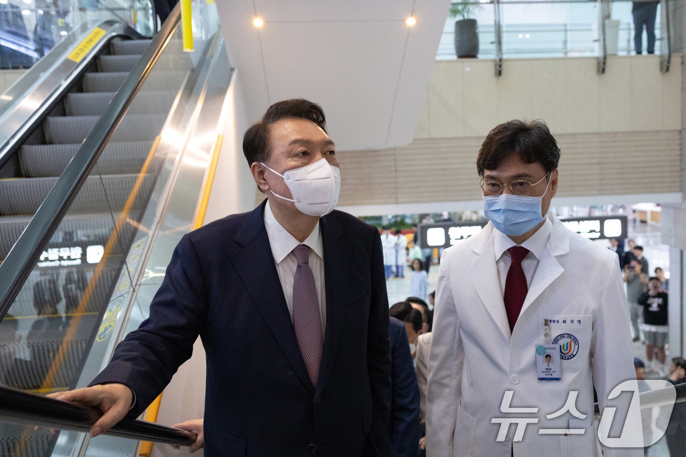 본문 이미지 - 윤석열 대통령이 15일 제주시 제주대학교병원을 찾아 최국명 병원장과 의료현장을 점검하고 있다. (대통령실 제공) 2024.10.15/뉴스1 ⓒ News1 박지혜 기자