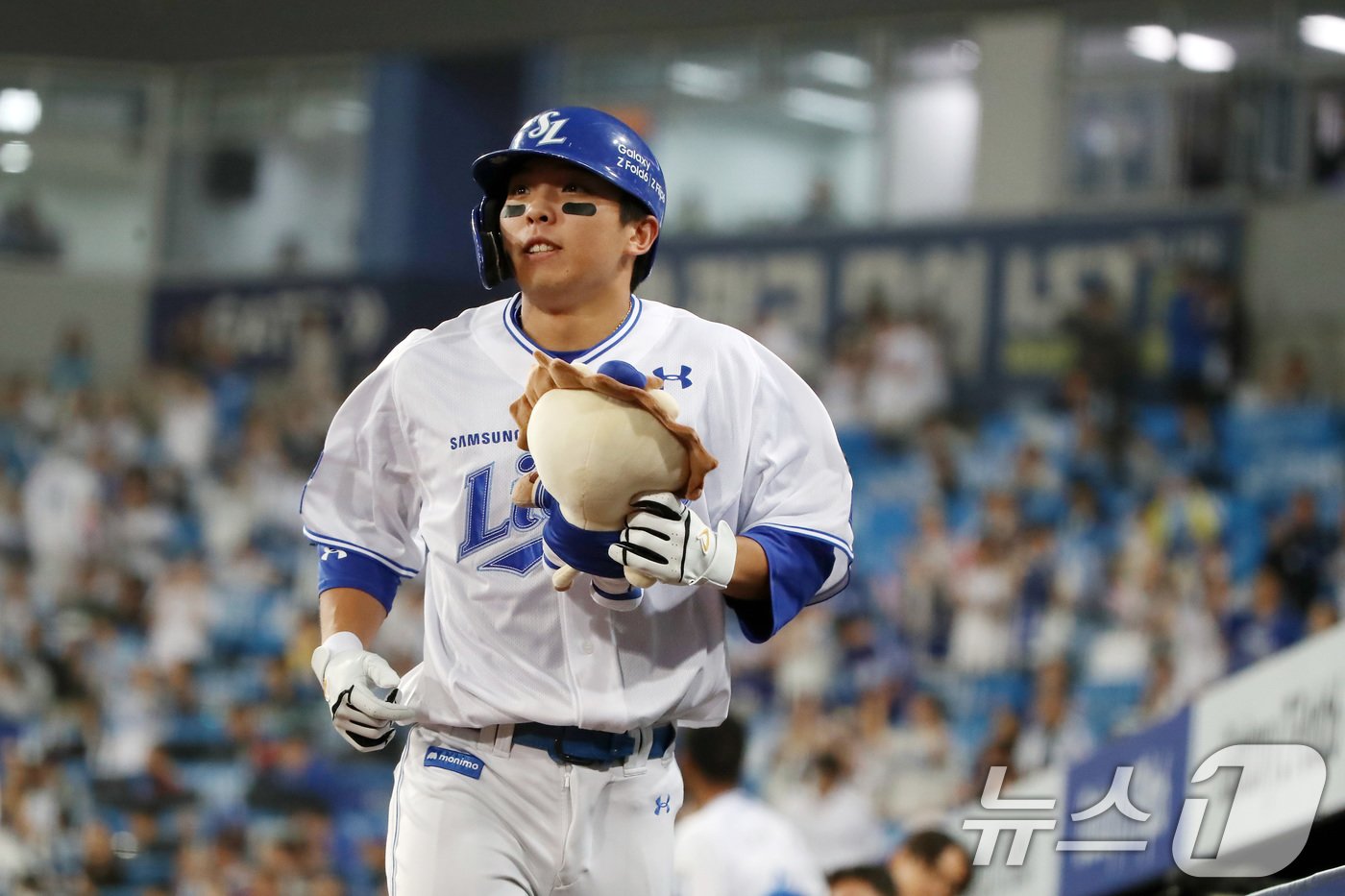 본문 이미지 - 15일 오후 대구 삼성라이온즈파크에서 열린 프로야구 '2024 신한 SOL 뱅크 KBO 포스트시즌' 플레이오프 2차전 LG 트윈스와 삼성 라이온즈의 경기, 2회말 2사 상황 삼성 8번타자 김영웅이 LG 선발 손주영을 상대로 우월 1점 홈런을 때린 뒤 홈런인형을 들고 관중석 앞으로 향하고 있다. 2024.10.15/뉴스1 ⓒ News1 공정식 기자