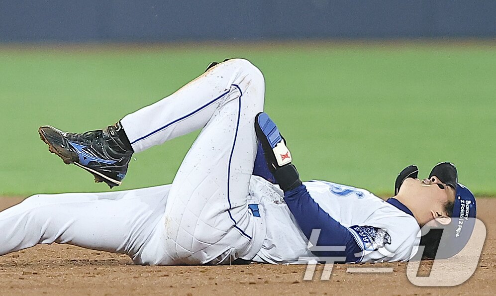 본문 이미지 - 15일 오후 대구 삼성라이온즈파크에서 열린 프로야구 '2024 신한 SOL 뱅크 KBO 포스트시즌' 플레이오프 2차전 LG 트윈스와 삼성 라이온즈의 경기, 삼성 구자욱이 1회말 2사 1루 상황에서 2루 도루를 성공시킨 뒤 고통스러워 하고 있다. 2024.10.15/뉴스1 ⓒ News1 김진환 기자