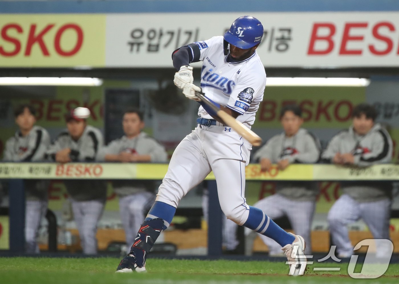 15일 오후 대구 삼성라이온즈파크에서 열린 프로야구 &#39;2024 신한 SOL 뱅크 KBO 포스트시즌&#39; 플레이오프 2차전 LG 트윈스와 삼성 라이온즈의 경기, 3회말 2사 1루 상황 삼성 4번타자 디아즈가 우익수 방면으로 타구를 날리고 있다. LG 송구 실책으로 1루주자 이성규가 홈으로 들어오며 1점 추가. 2024.10.15/뉴스1 ⓒ News1 공정식 기자