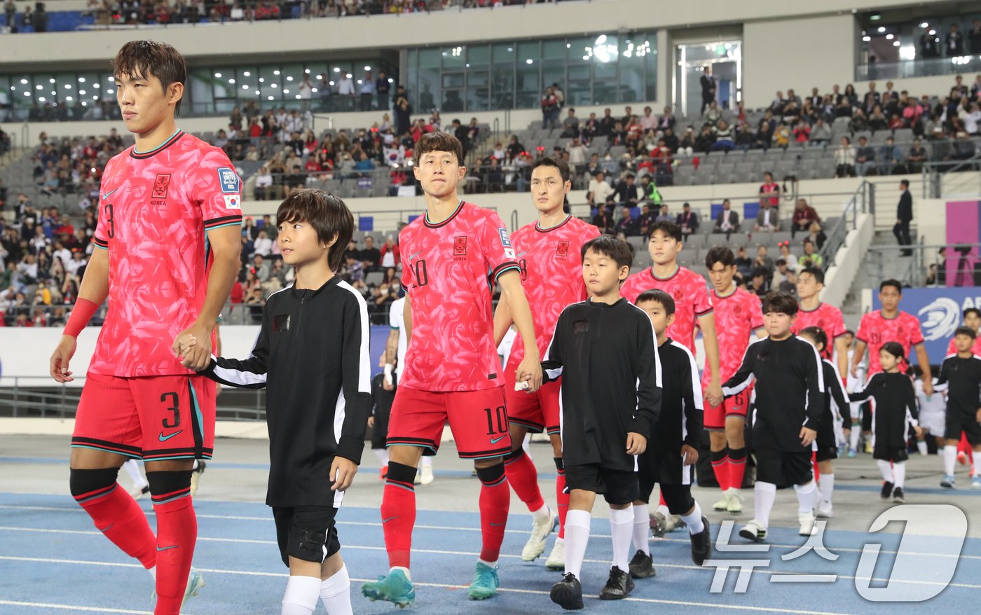 15일 오후 경기 용인시 처인구 용인미르스타디움에서 열린 2026 국제축구연맹&#40;FIFA&#41; 북중미 월드컵 아시아 3차 예선 B조 4차전 대한민국과 이라크의 경기, 대한민국 선수단이 그라운드에 입장하고 있다. 2024.10.15/뉴스1 ⓒ News1 김영운 기자