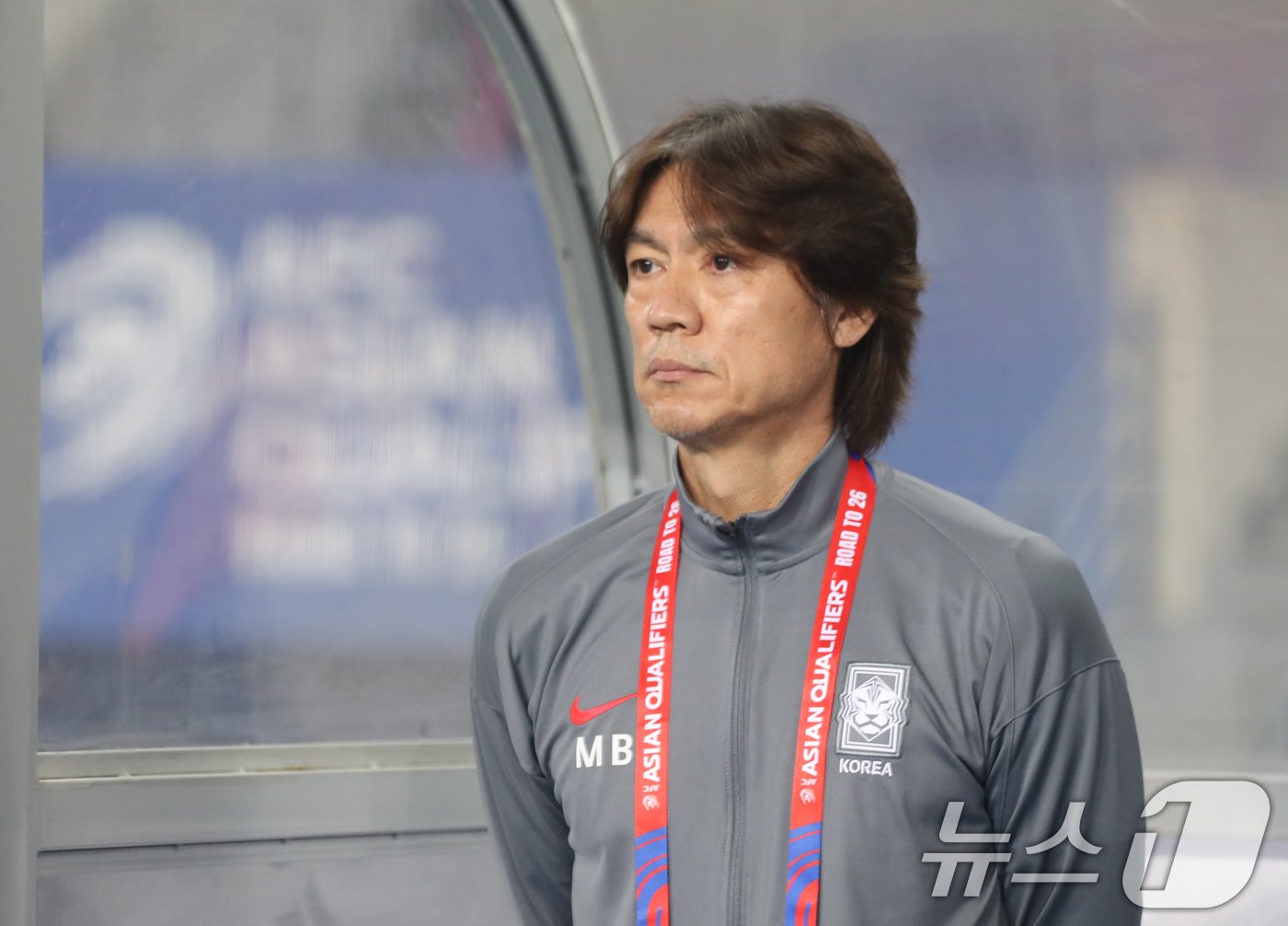 본문 이미지 - 15일 오후 경기 용인시 처인구 용인미르스타디움에서 열린 2026 국제축구연맹(FIFA) 북중미 월드컵 아시아 3차 예선 B조 4차전 대한민국과 이라크의 경기, 대한민국 홍명보 감독이 그라운드를 지켜보고 있다. 2024.10.15/뉴스1 ⓒ News1 김영운 기자