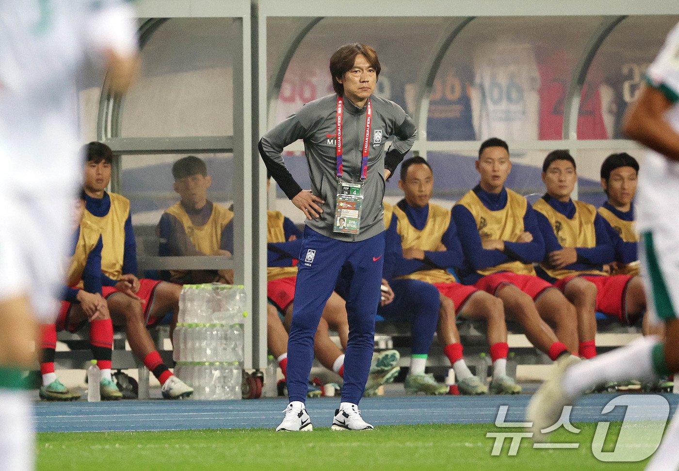 15일 오후 경기 용인시 처인구 용인미르스타디움에서 열린 2026 국제축구연맹&#40;FIFA&#41; 북중미 월드컵 아시아 3차 예선 B조 4차전 대한민국과 이라크의 경기에서 대한민국의 홍명보 감독이 선수들을 지켜보고 있다. 2024.10.15/뉴스1 ⓒ News1 구윤성 기자