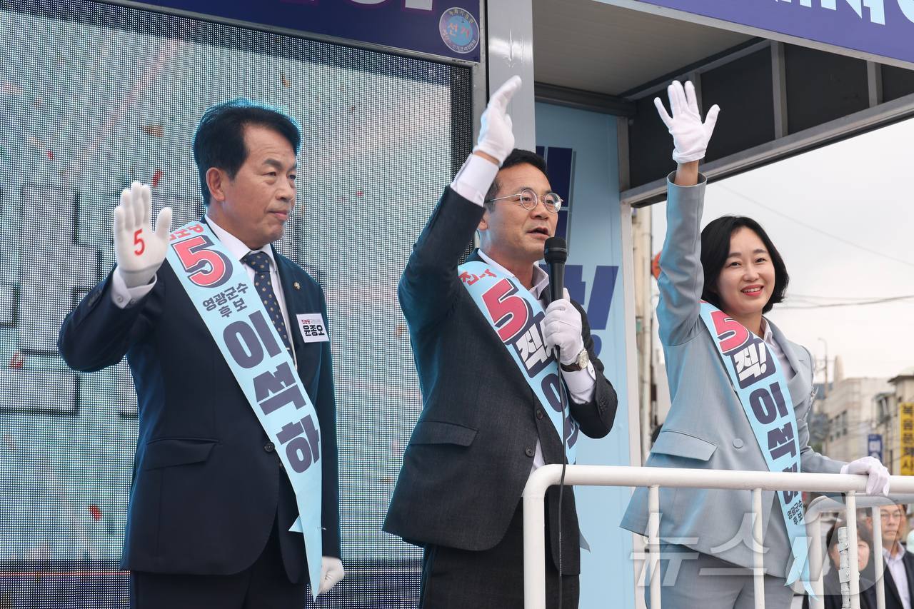 김재연 진보당 대표와 이석하 영광군수 후보가 15일 영광터미널에서 집중 유세를 갖고 지지를 호소하고 있다.&#40;진보당 제공&#41;2024.10.15./뉴스1