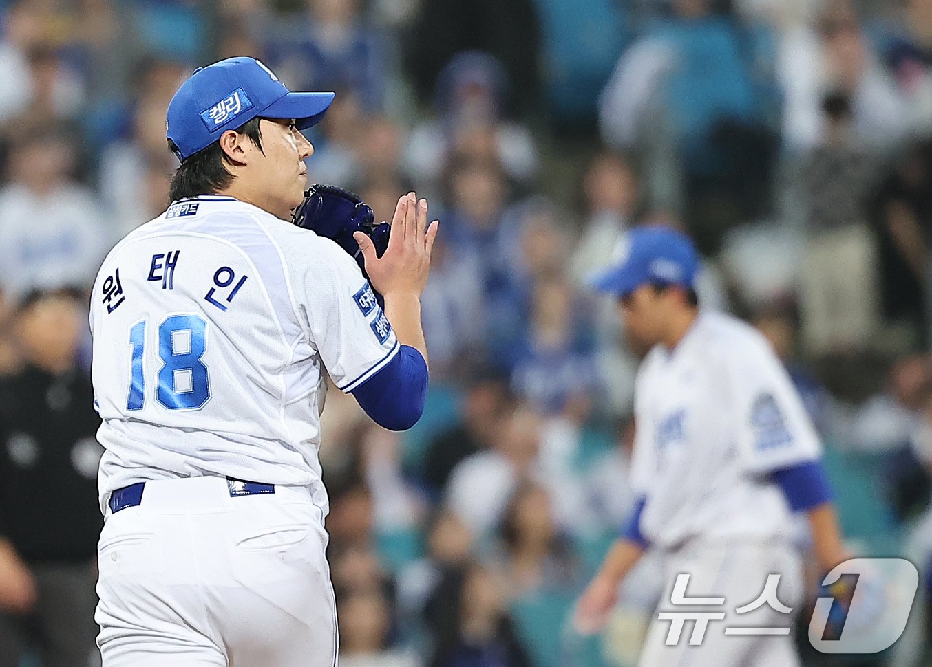 본문 이미지 - 15일 오후 대구 삼성라이온즈파크에서 열린 프로야구 '2024 신한 SOL 뱅크 KBO 포스트시즌' 플레이오프 2차전 LG 트윈스와 삼성 라이온즈의 경기, 삼성 선발 원태인이 6회초 2사 1루 상황 LG 문보경을 우익수 플라이로 잡아낸 뒤 손뼉을 치고 있다. 2024.10.15/뉴스1 ⓒ News1 김진환 기자