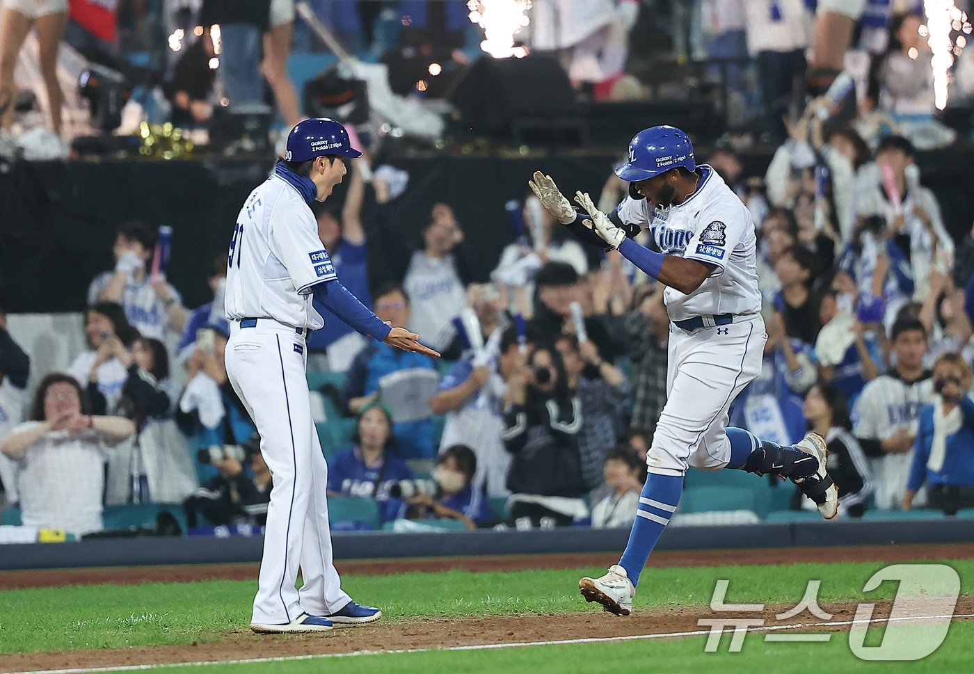 15일 오후 대구 삼성라이온즈파크에서 열린 프로야구 &#39;2024 신한 SOL 뱅크 KBO 포스트시즌&#39; 플레이오프 2차전 LG 트윈스와 삼성 라이온즈의 경기, 삼성 디아즈가 6회말 선두타자로 나와 솔로홈런을 친 뒤 박찬도 코치와 하이파이브를 하고 있다. 2024.10.15/뉴스1 ⓒ News1 김진환 기자