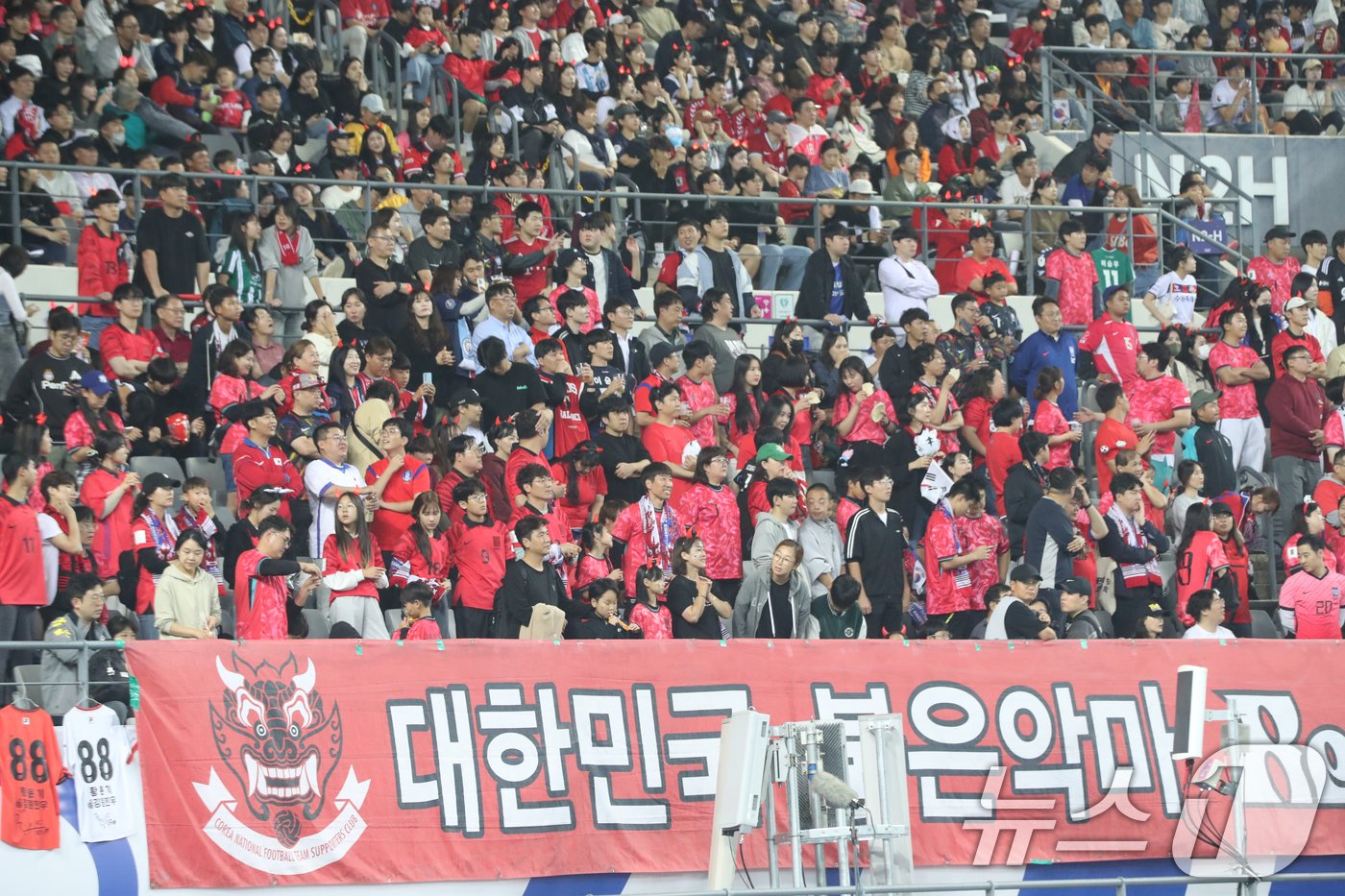 15일 오후 경기 용인시 처인구 용인미르스타디움에서 열린 2026 국제축구연맹&#40;FIFA&#41; 북중미 월드컵 아시아 3차 예선 B조 4차전 대한민국과 이라크의 경기, 대한민국 응원단이 열띤 응원을 펼치고 있다. 2024.10.15/뉴스1 ⓒ News1 김영운 기자