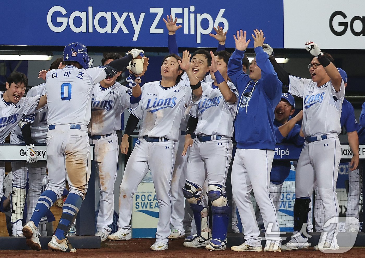 15일 오후 대구 삼성라이온즈파크에서 열린 프로야구 &#39;2024 신한 SOL 뱅크 KBO 포스트시즌&#39; 플레이오프 2차전 LG 트윈스와 삼성 라이온즈의 경기, 삼성 디아즈가 6회말 선두타자로 나와 솔로홈런을 친 뒤 더그아웃 동료들과 기쁨을 나누고 있다. 2024.10.15/뉴스1 ⓒ News1 김진환 기자