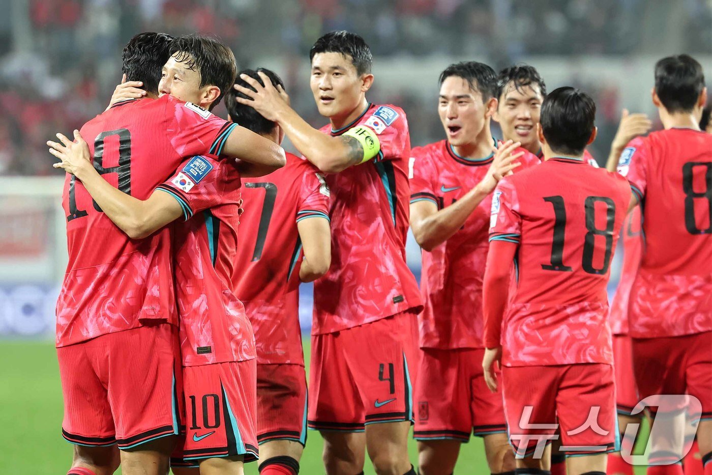 본문 이미지 - 15일 오후 경기 용인시 처인구 용인미르스타디움에서 열린 2026 국제축구연맹&#40;FIFA&#41; 북중미 월드컵 아시아 3차 예선 B조 4차전 대한민국과 이라크의 경기에서 대한민국 오세훈이 선제골을 성공시킨 뒤 동료들과 기쁨을 나누고 있다. 2024.10.15/뉴스1 ⓒ News1 민경석 기자