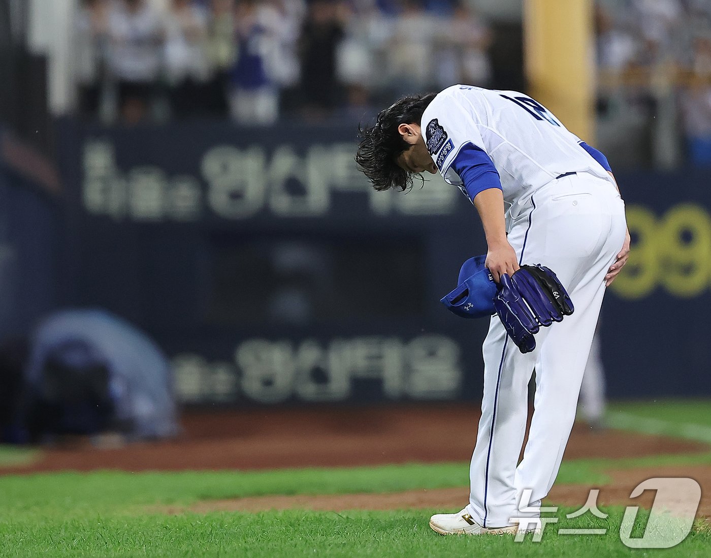 본문 이미지 - 15일 오후 대구 삼성라이온즈파크에서 열린 프로야구 '2024 신한 SOL 뱅크 KBO 포스트시즌' 플레이오프 2차전 LG 트윈스와 삼성 라이온즈의 경기, 삼성 선발 원태인이 7회초 2사 만루에서 교체되며 팬들에게 고개 숙여 인사하고 있다. 2024.10.15/뉴스1 ⓒ News1 김진환 기자