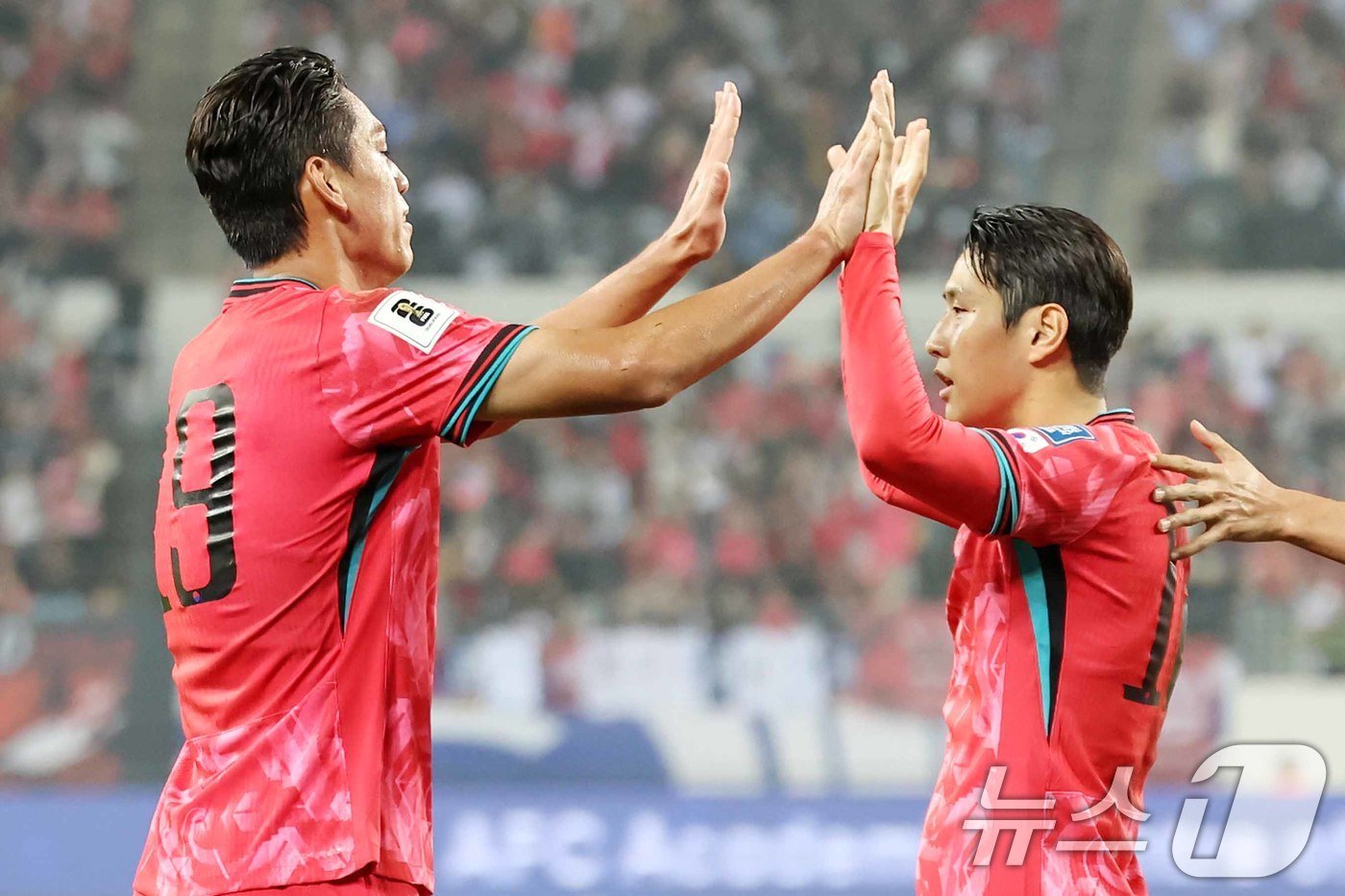 본문 이미지 - 15일 오후 경기 용인시 처인구 용인미르스타디움에서 열린 2026 국제축구연맹&#40;FIFA&#41; 북중미 월드컵 아시아 3차 예선 B조 4차전 대한민국과 이라크의 경기에서 대한민국 오세훈이 선제골을 성공시킨 뒤 이강인과 기쁨을 나누고 있다. 2024.10.15/뉴스1 ⓒ News1 민경석 기자