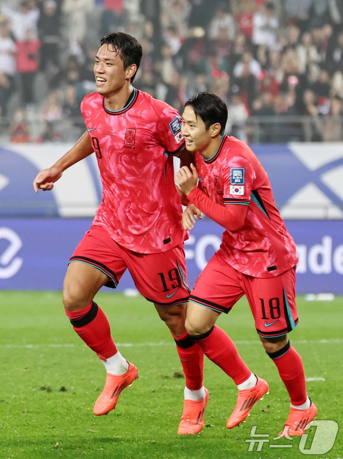 본문 이미지 - 15일 오후 경기 용인시 처인구 용인미르스타디움에서 열린 2026 국제축구연맹&#40;FIFA&#41; 북중미 월드컵 아시아 3차 예선 B조 4차전 대한민국과 이라크의 경기에서 대한민국 오세훈이 선제골을 성공시킨 뒤 이강인과 함께 기뻐하고 있다. 2024.10.15/뉴스1 ⓒ News1 민경석 기자