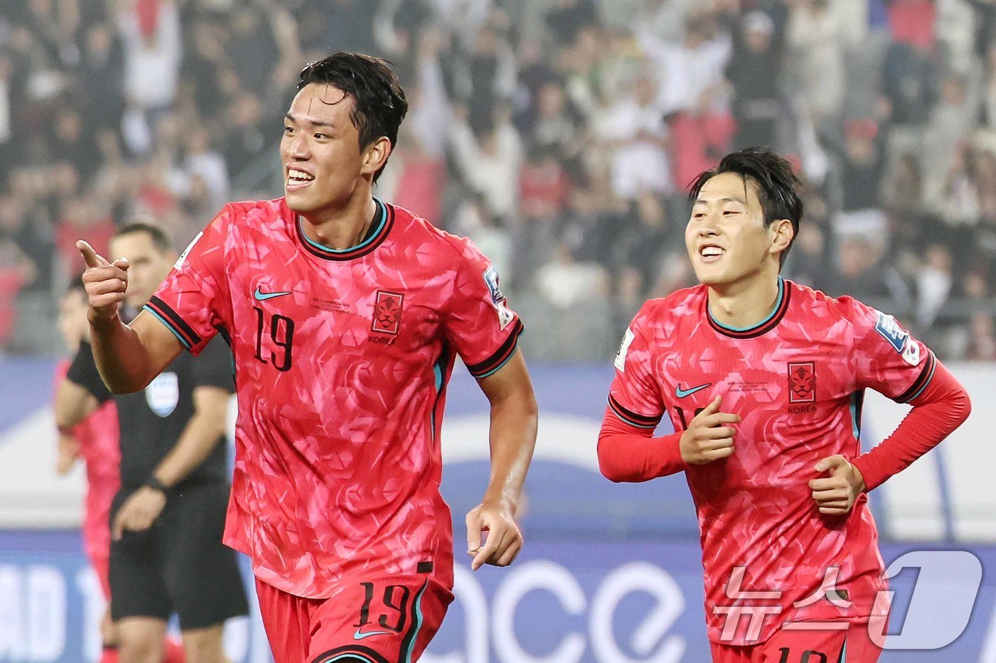 본문 이미지 - 15일 오후 경기 용인시 처인구 용인미르스타디움에서 열린 2026 국제축구연맹&#40;FIFA&#41; 북중미 월드컵 아시아 3차 예선 B조 4차전 대한민국과 이라크의 경기에서 대한민국 오세훈이 선제골을 성공시킨 뒤 이강인과 함께 기뻐하고 있다. 2024.10.15/뉴스1 ⓒ News1 민경석 기자
