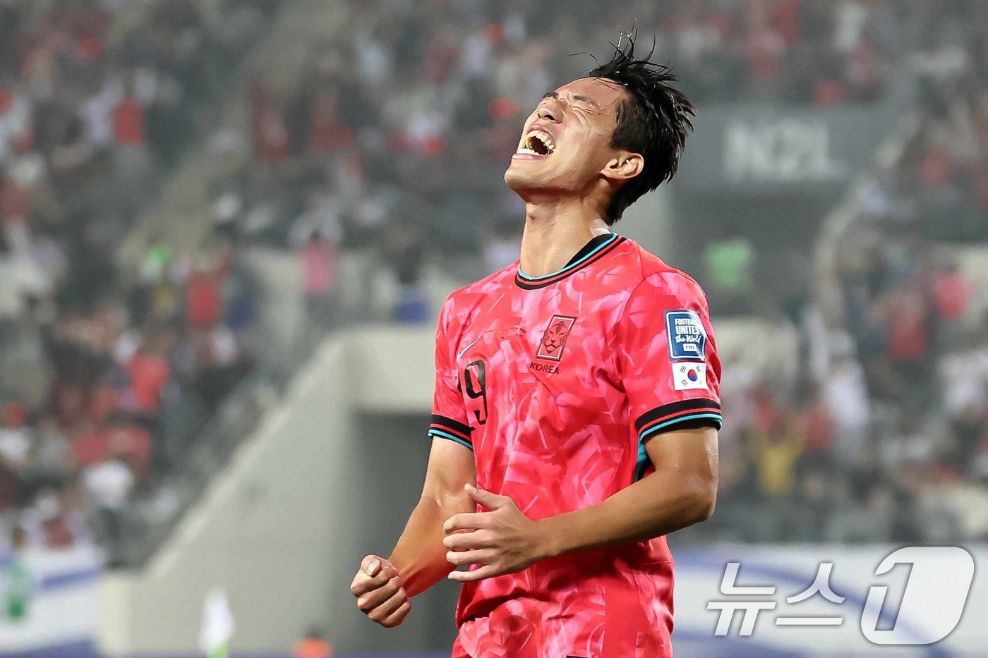 본문 이미지 - 15일 오후 경기 용인시 처인구 용인미르스타디움에서 열린 2026 국제축구연맹(FIFA) 북중미 월드컵 아시아 3차 예선 B조 4차전 대한민국과 이라크의 경기에서 대한민국 오세훈이 선제골을 성공시킨 뒤 기뻐하고 있다. 2024.10.15/뉴스1 ⓒ News1 민경석 기자