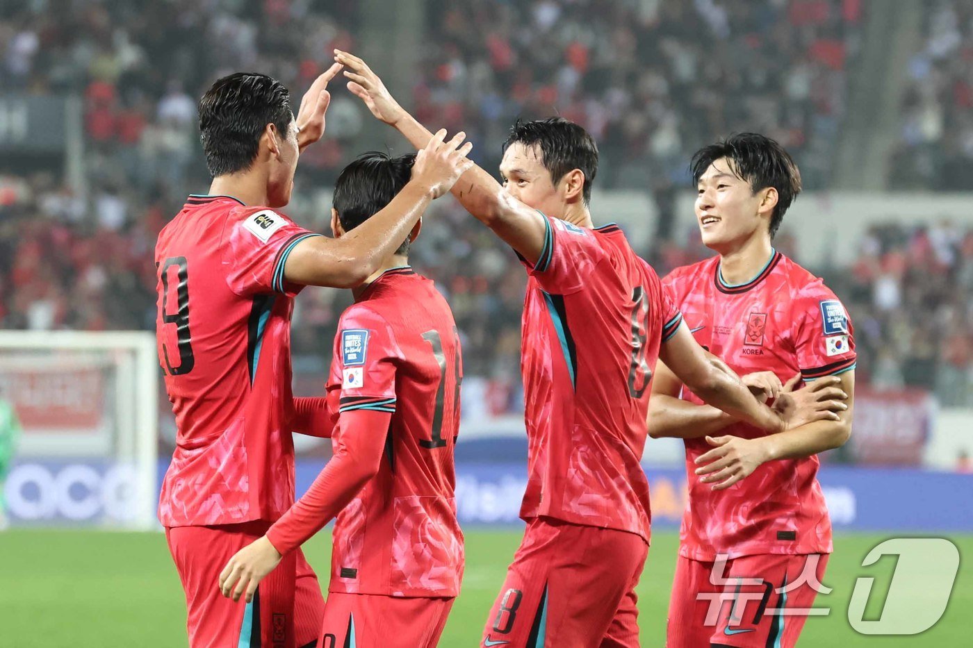 본문 이미지 - 15일 오후 경기 용인시 처인구 용인미르스타디움에서 열린 2026 국제축구연맹(FIFA) 북중미 월드컵 아시아 3차 예선 B조 4차전 대한민국과 이라크의 경기에서 대한민국 오세훈이 선제골을 성공시킨 뒤 이강인, 박용우, 배준호와 함께 기뻐하고 있다. 2024.10.15/뉴스1 ⓒ News1 민경석 기자