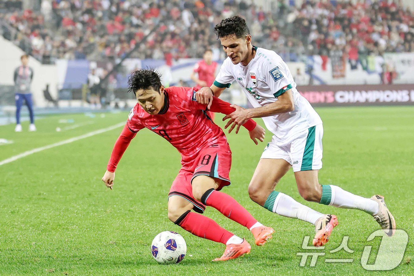 본문 이미지 - 15일 오후 경기 용인시 처인구 용인미르스타디움에서 열린 2026 국제축구연맹(FIFA) 북중미 월드컵 아시아 3차 예선 B조 4차전 대한민국과 이라크의 경기에서 대한민국 이강인이 볼다툼을 벌이고 있다. 2024.10.15/뉴스1 ⓒ News1 민경석 기자
