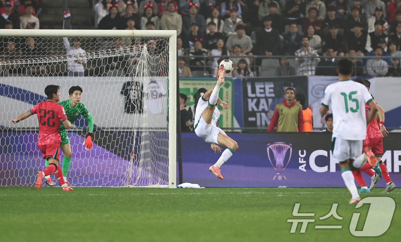 본문 이미지 - 15일 오후 경기 용인시 처인구 용인미르스타디움에서 열린 2026 국제축구연맹&#40;FIFA&#41; 북중미 월드컵 아시아 3차 예선 B조 4차전 대한민국과 이라크의 경기에서 후반전 대한민국이 이라크의 아이만 후세인에게 실점하고 있다. 2024.10.15/뉴스1 ⓒ News1 구윤성 기자