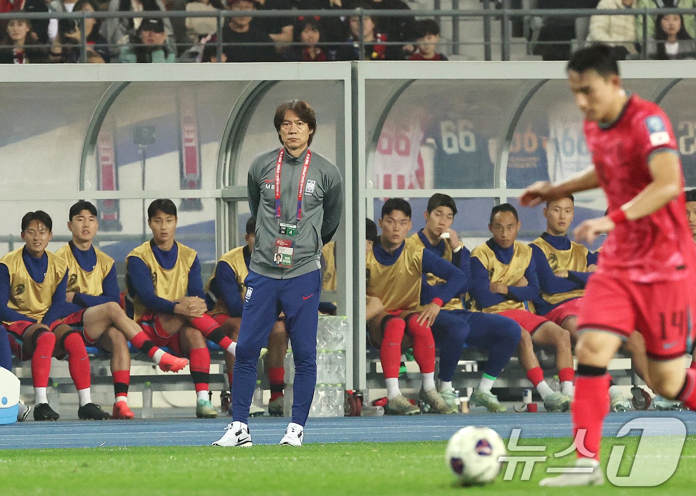 본문 이미지 - 15일 오후 경기 용인시 처인구 용인미르스타디움에서 열린 2026 국제축구연맹&#40;FIFA&#41; 북중미 월드컵 아시아 3차 예선 B조 4차전 대한민국과 이라크의 경기에서 대한민국의 홍명보 감독이 선수들을 지켜보고 있다. 2024.10.15/뉴스1 ⓒ News1 구윤성 기자