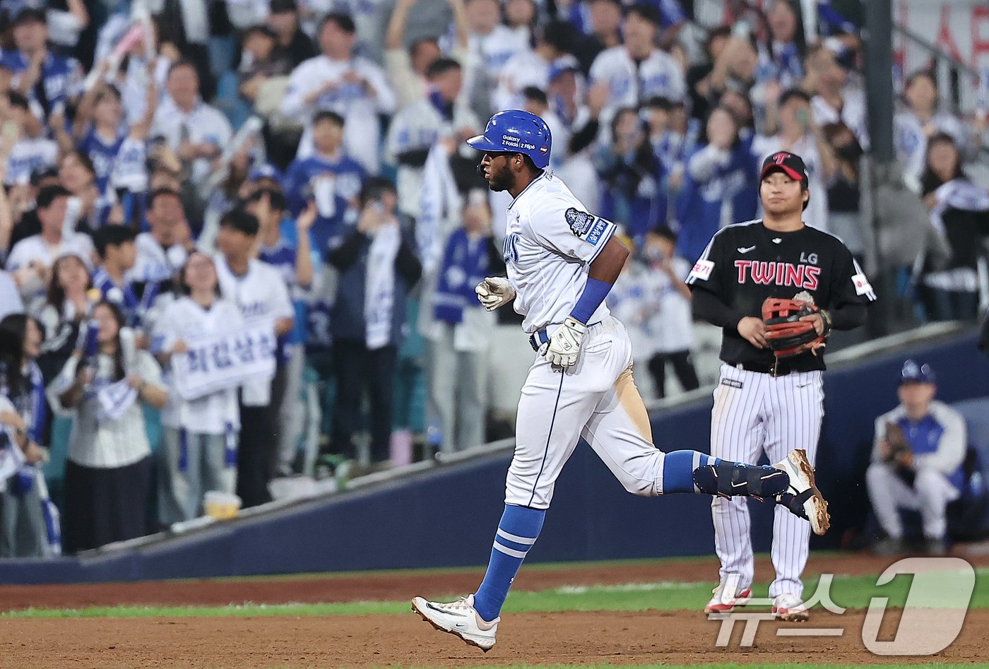 15일 오후 대구 삼성라이온즈파크에서 열린 프로야구 &#39;2024 신한 SOL 뱅크 KBO 포스트시즌&#39; 플레이오프 2차전 LG 트윈스와 삼성 라이온즈의 경기, 삼성 디아즈가 7회말 솔로홈런을 친 뒤 홈을 향해 달리고 있다. 2024.10.15/뉴스1 ⓒ News1 김진환 기자