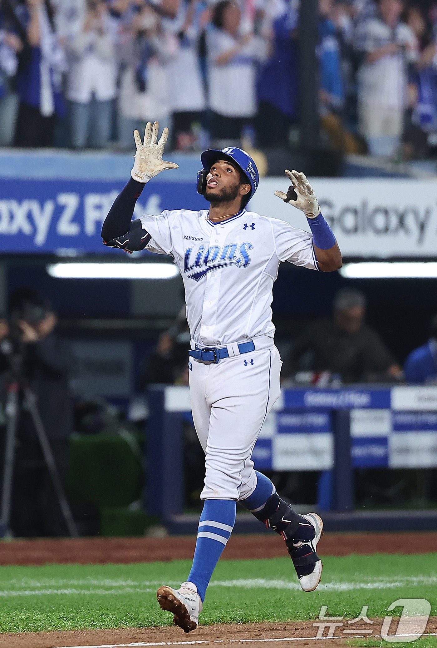 본문 이미지 - 15일 오후 대구 삼성라이온즈파크에서 열린 프로야구 '2024 신한 SOL 뱅크 KBO 포스트시즌' 플레이오프 2차전 LG 트윈스와 삼성 라이온즈의 경기, 삼성 디아즈가 7회말 솔로홈런을 친 뒤 세리머니를 하며 홈을 향해 달리고 있다. 2024.10.15/뉴스1 ⓒ News1 김진환 기자