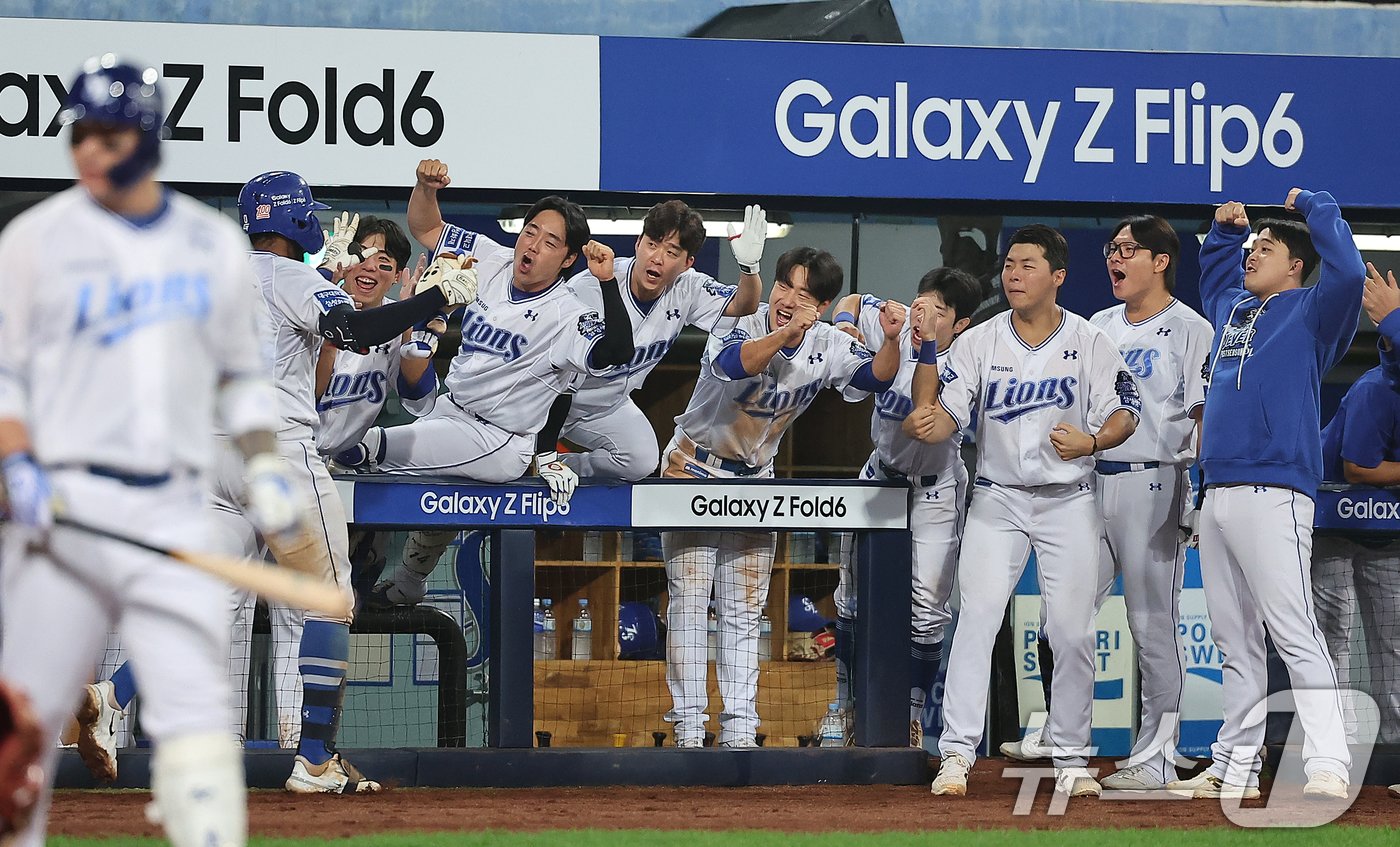 15일 오후 대구 삼성라이온즈파크에서 열린 프로야구 &#39;2024 신한 SOL 뱅크 KBO 포스트시즌&#39; 플레이오프 2차전 LG 트윈스와 삼성 라이온즈의 경기, 삼성 디아즈가 7회말 솔로홈런을 친 뒤 박진만 감독의 축하를 받고 있다. 2024.10.15/뉴스1 ⓒ News1 김진환 기자