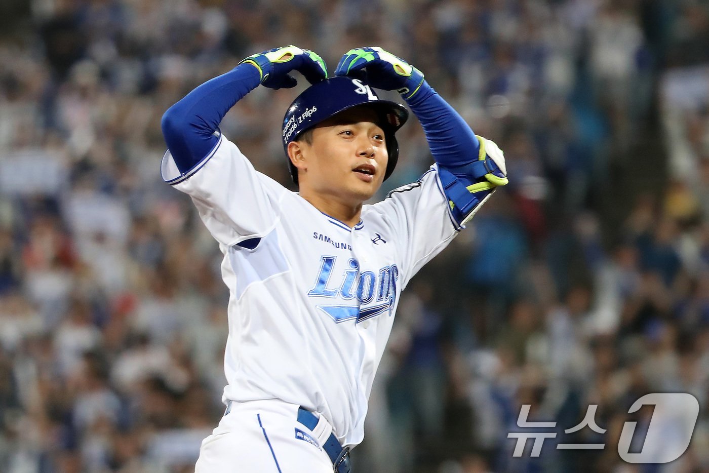 본문 이미지 - 15일 오후 대구 삼성라이온즈파크에서 열린 프로야구 '2024 신한 SOL 뱅크 KBO 포스트시즌' 플레이오프 2차전 LG 트윈스와 삼성 라이온즈의 경기, 7회말 무사 1루 상황 삼성 2번타자 김헌곤이 2점홈런을 친 뒤 홈으로 달려가며 머리 위로 하트를 만들어 보이고 있다. 2024.10.15/뉴스1 ⓒ News1 공정식 기자