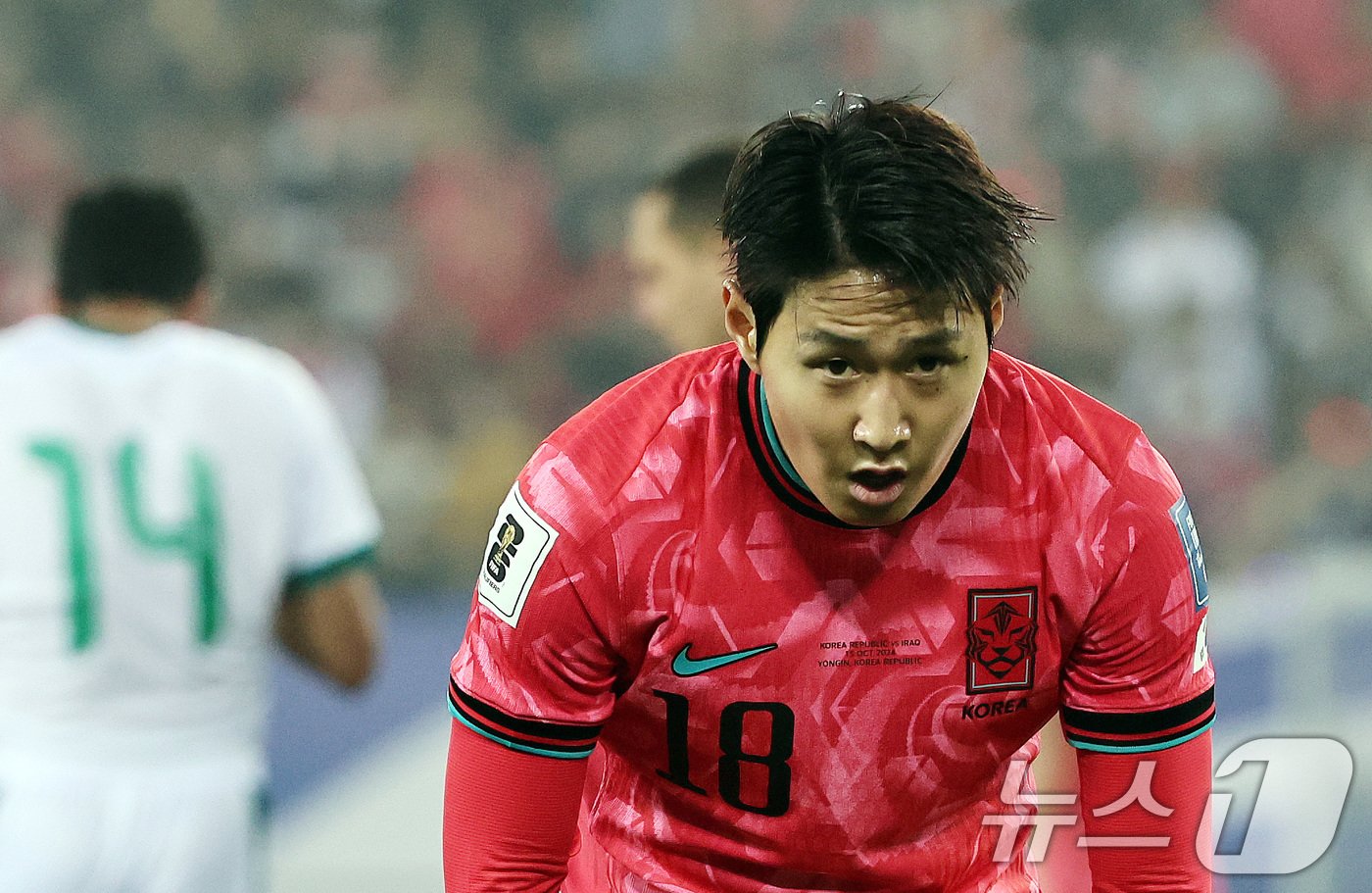 본문 이미지 - 15일 오후 경기 용인시 처인구 용인미르스타디움에서 열린 2026 국제축구연맹&#40;FIFA&#41; 북중미 월드컵 아시아 3차 예선 B조 4차전 대한민국과 이라크의 경기에서 후반전 대한민국 이강인이 숙였던 고개를 치켜들고 있다. 2024.10.15/뉴스1 ⓒ News1 구윤성 기자