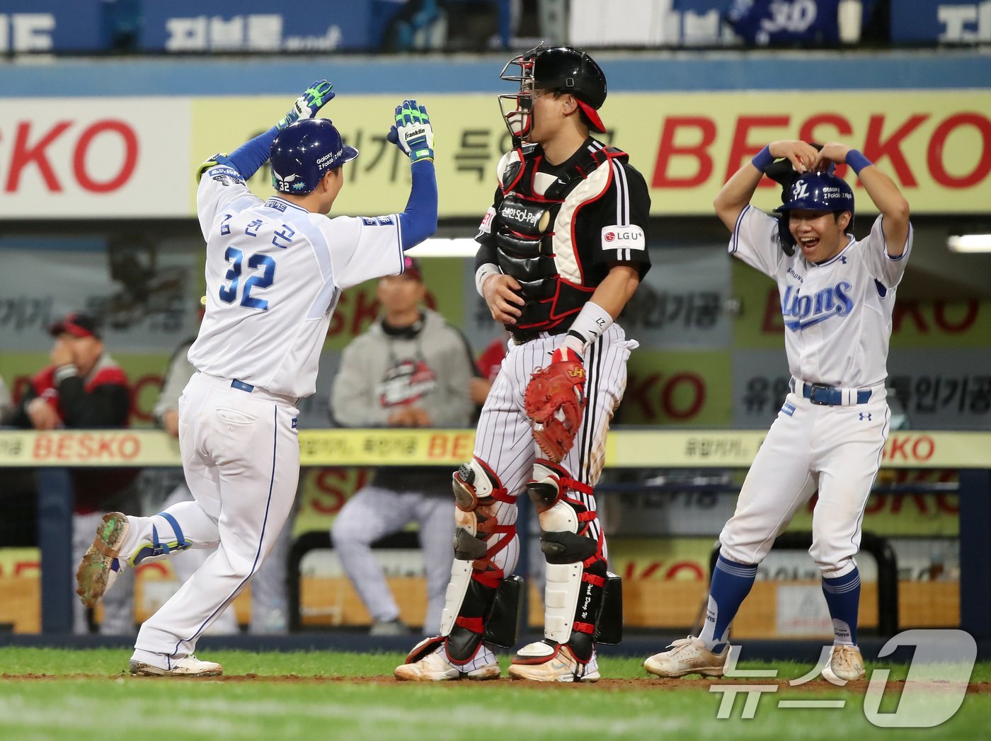 15일 오후 대구 삼성라이온즈파크에서 열린 프로야구 &#39;2024 신한 SOL 뱅크 KBO 포스트시즌&#39; 플레이오프 2차전 LG 트윈스와 삼성 라이온즈의 경기, 7회말 무사 1루 상황 삼성 2번타자 김헌곤이 2점홈런을 친 뒤 기뻐하고 있다. 2024.10.15/뉴스1 ⓒ News1 공정식 기자