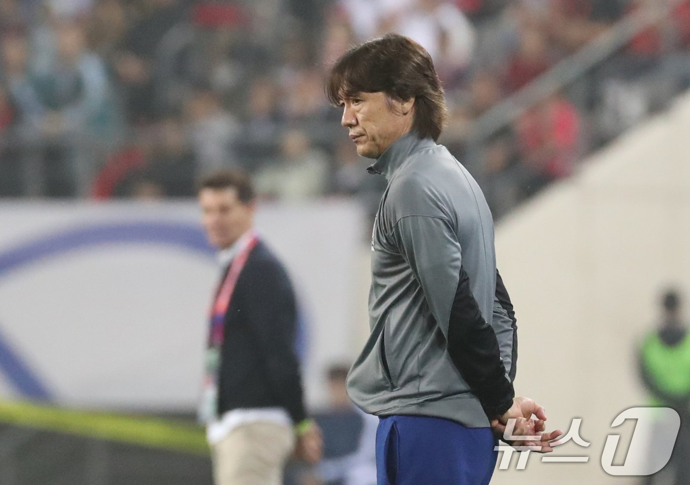 본문 이미지 - 15일 오후 경기 용인시 처인구 용인미르스타디움에서 열린 2026 국제축구연맹(FIFA) 북중미 월드컵 아시아 3차 예선 B조 4차전 대한민국과 이라크의 경기, 대한민국 홍명보 감독이 경기를 지켜보고 있다. 2024.10.15/뉴스1 ⓒ News1 김영운 기자