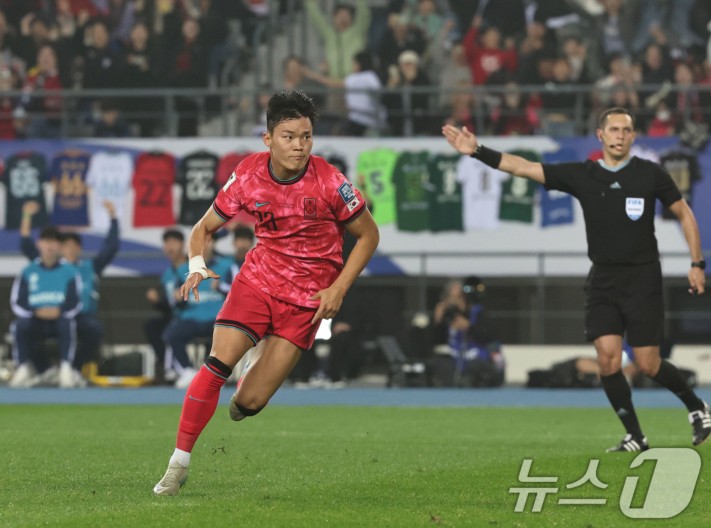 (용인=뉴스1) 구윤성 기자 = 15일 오후 경기 용인시 처인구 용인미르스타디움에서 열린 2026 국제축구연맹(FIFA) 북중미 월드컵 아시아 3차 예선 B조 4차전 대한민국과 이 …