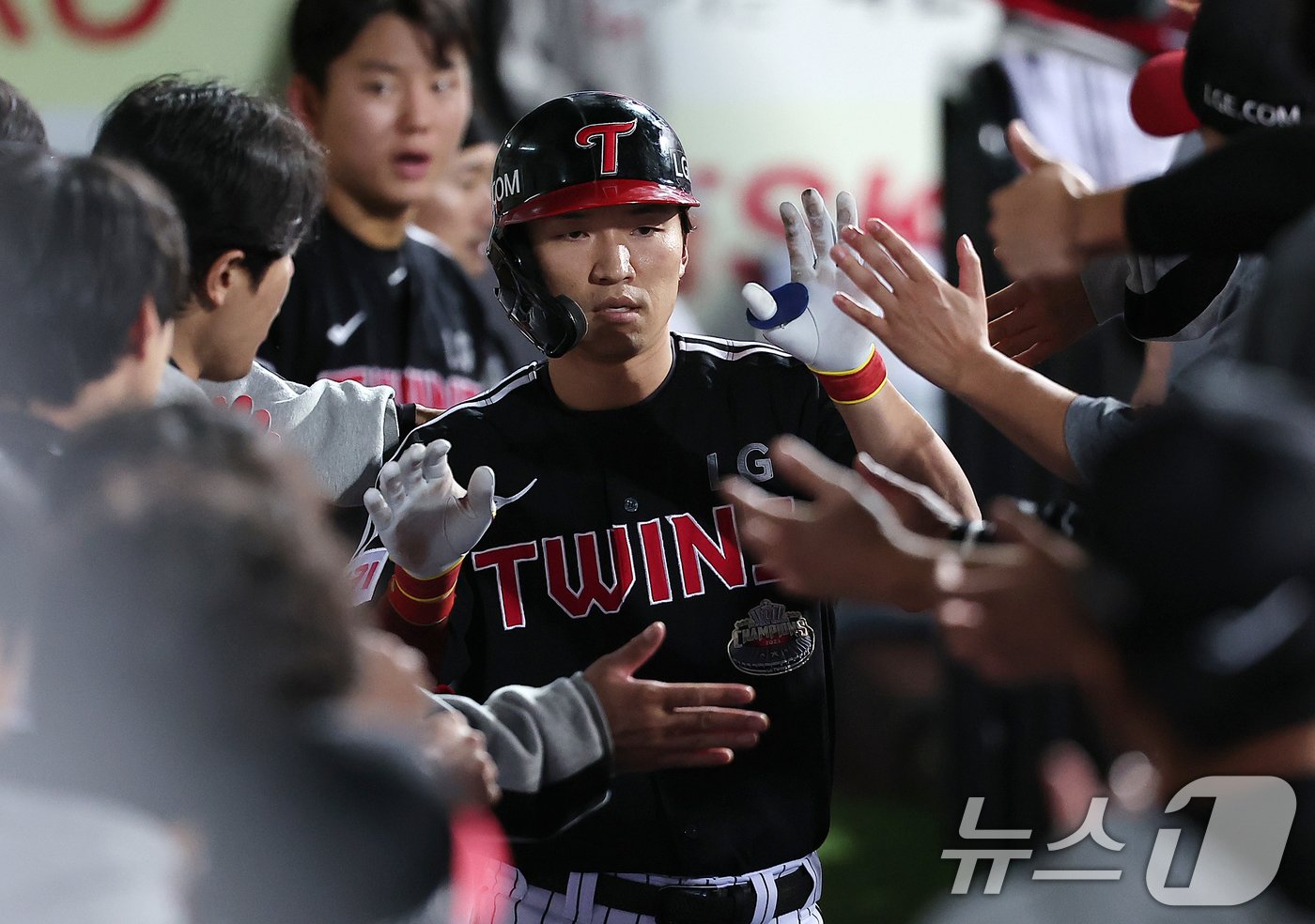 15일 오후 대구 삼성라이온즈파크에서 열린 프로야구 &#39;2024 신한 SOL 뱅크 KBO 포스트시즌&#39; 플레이오프 2차전 LG 트윈스와 삼성 라이온즈의 경기, LG 박해민이 9회초 선두타자로 나와 솔로홈런을 친 뒤 더그아웃에서 동료들과 기쁨을 나누고 있다. 2024.10.15/뉴스1 ⓒ News1 김진환 기자