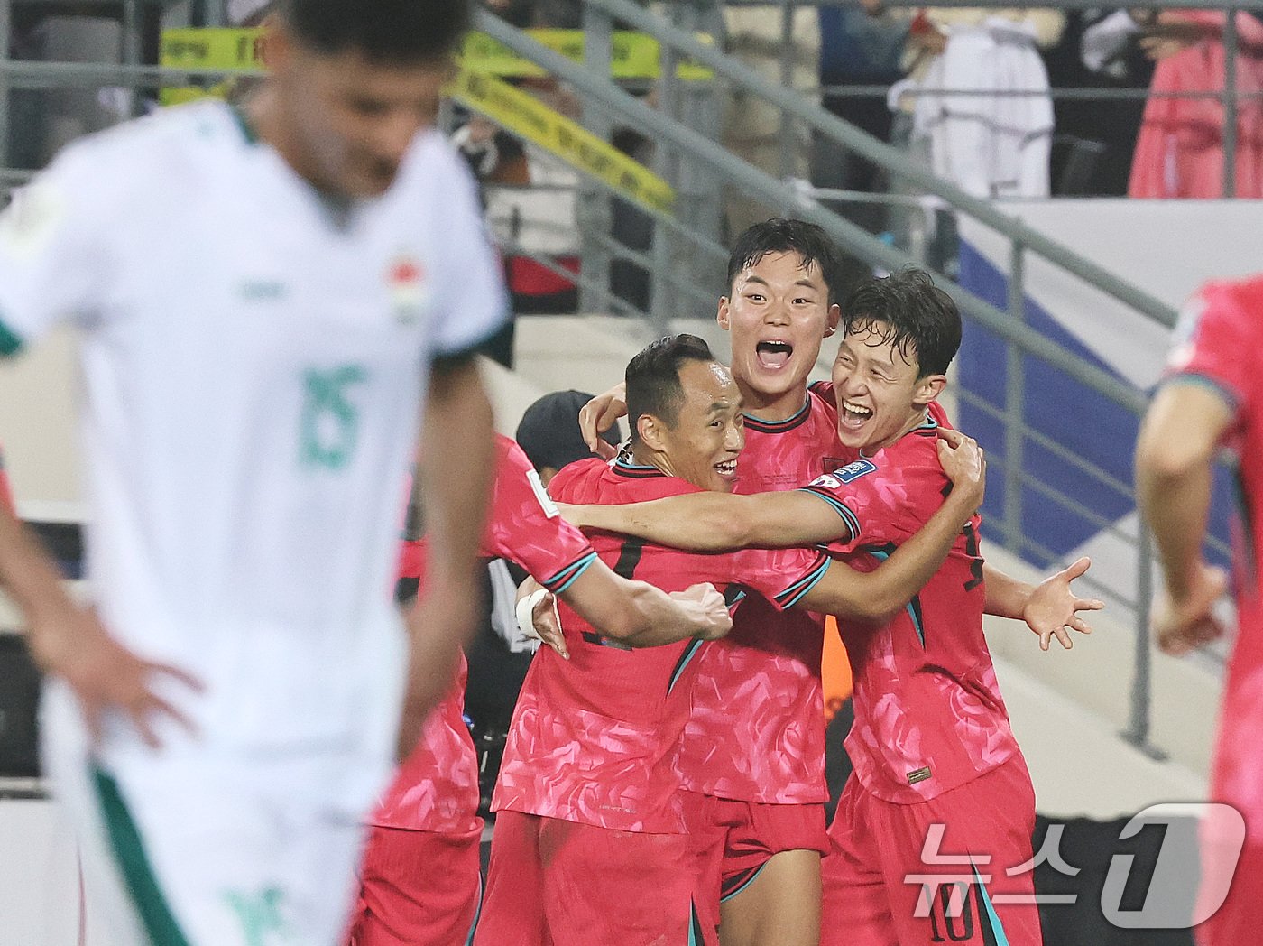 본문 이미지 - 15일 오후 경기 용인시 처인구 용인미르스타디움에서 열린 2026 국제축구연맹(FIFA) 북중미 월드컵 아시아 3차 예선 B조 4차전 대한민국과 이라크의 경기에서 후반전 대한민국 오현규가 골을 넣은 뒤 기쁨을 나누고 있다. 2024.10.15/뉴스1 ⓒ News1 구윤성 기자
