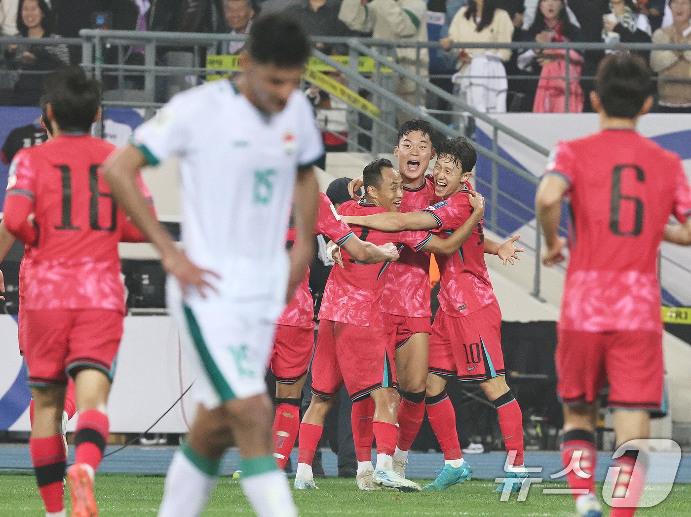 15일 오후 경기 용인시 처인구 용인미르스타디움에서 열린 2026 국제축구연맹&#40;FIFA&#41; 북중미 월드컵 아시아 3차 예선 B조 4차전 대한민국과 이라크의 경기에서 후반전 대한민국 오현규가 골을 넣은 뒤 기쁨을 나누고 있다. 2024.10.15/뉴스1 ⓒ News1 구윤성 기자