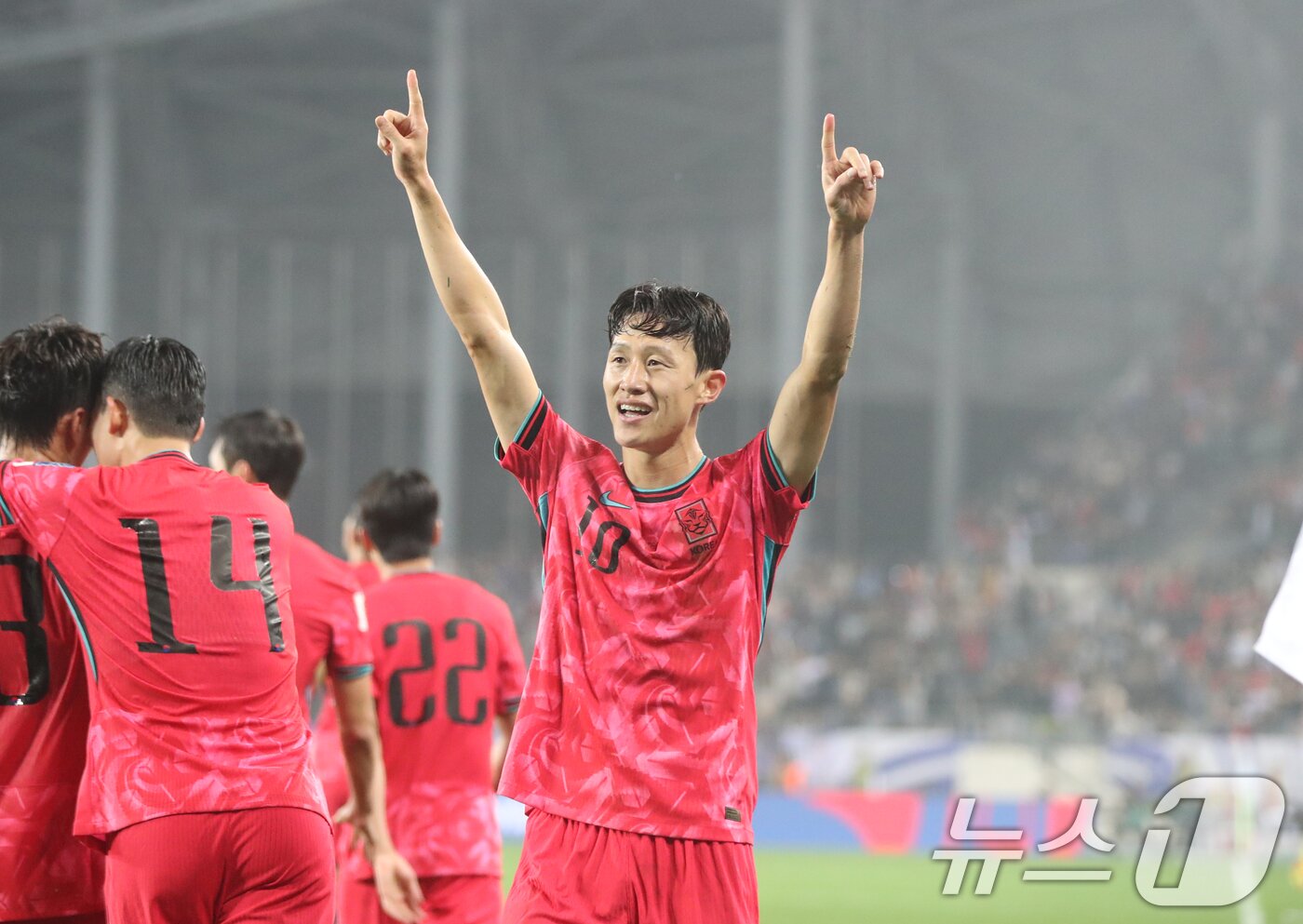 본문 이미지 - 15일 오후 경기 용인시 처인구 용인미르스타디움에서 열린 2026 국제축구연맹&#40;FIFA&#41; 북중미 월드컵 아시아 3차 예선 B조 4차전 대한민국과 이라크의 경기, 대한민국 이재성이 골을 넣은 뒤 기뻐하고 있다. 2024.10.15/뉴스1 ⓒ News1 김영운 기자