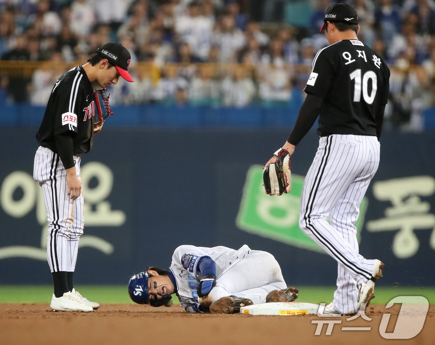 본문 이미지 - 15일 오후 대구 삼성라이온즈파크에서 열린 프로야구 &#39;2024 신한 SOL 뱅크 KBO 포스트시즌&#39; 플레이오프 2차전 LG 트윈스와 삼성 라이온즈의 경기, 1회말 2사 1루 상황 삼성 구자욱이 2루 도루 과정에서 무릎 부위를 다쳐 고통을 호소하고 있다. 2024.10.15/뉴스1 ⓒ News1 공정식 기자