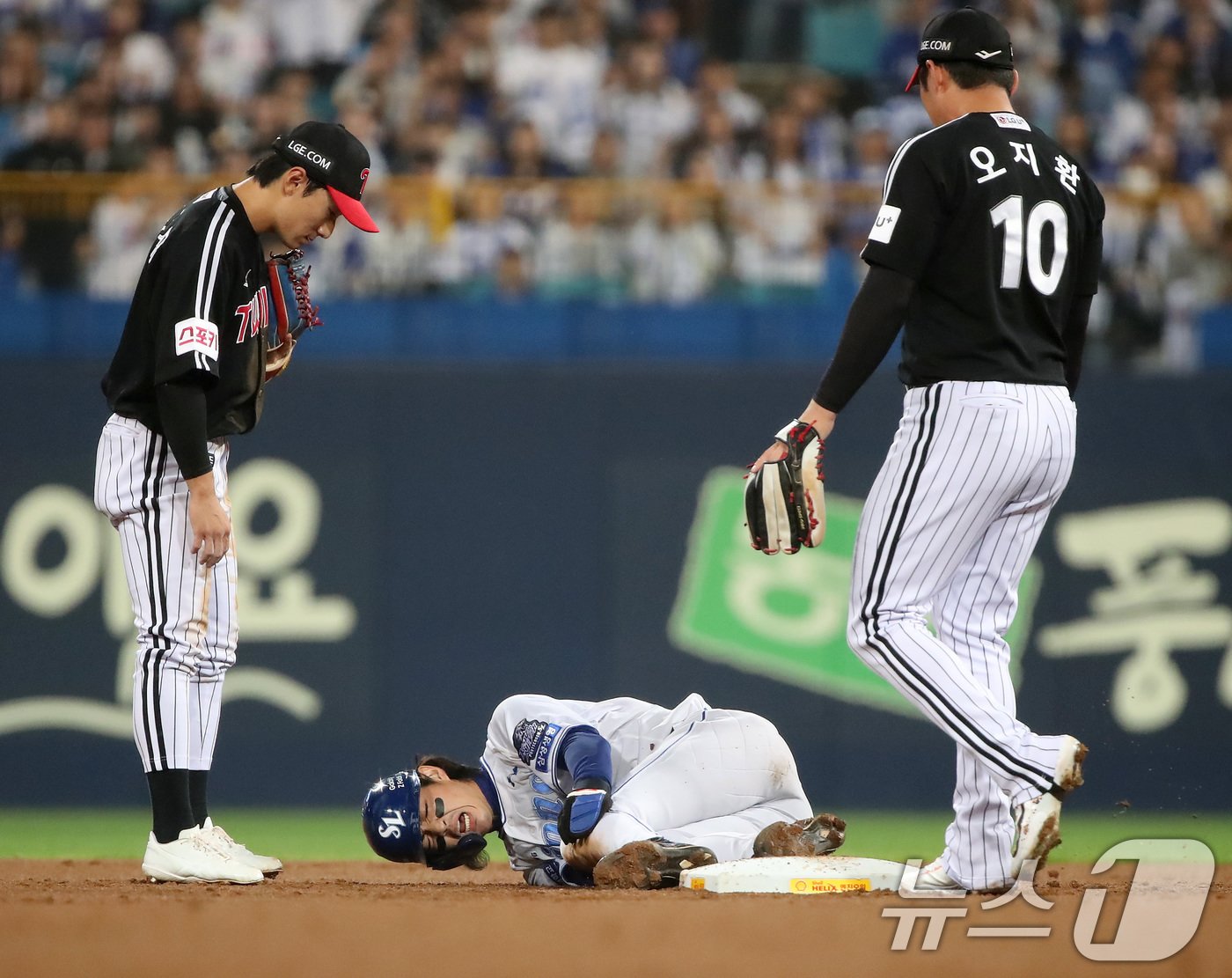 15일 오후 대구 삼성라이온즈파크에서 열린 프로야구 &#39;2024 신한 SOL 뱅크 KBO 포스트시즌&#39; 플레이오프 2차전 LG 트윈스와 삼성 라이온즈의 경기, 1회말 2사 1루 상황 삼성 구자욱이 2루 도루 과정에서 무릎 부위를 다쳐 고통을 호소하고 있다. 2024.10.15/뉴스1 ⓒ News1 공정식 기자