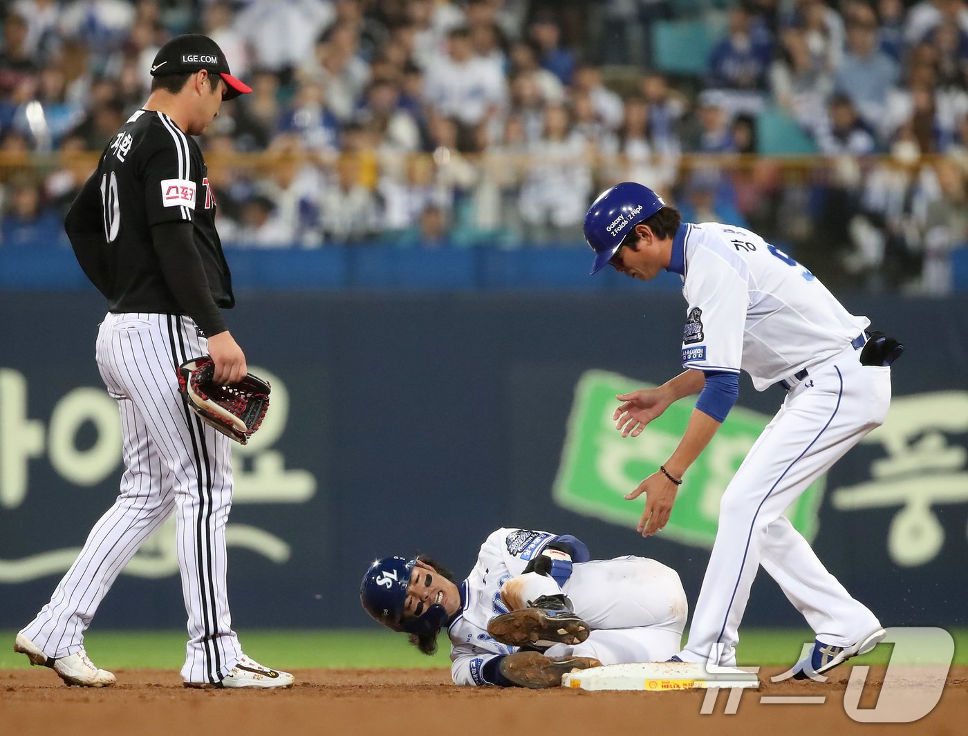 15일 오후 대구 삼성라이온즈파크에서 열린 프로야구 &#39;2024 신한 SOL 뱅크 KBO 포스트시즌&#39; 플레이오프 2차전 LG 트윈스와 삼성 라이온즈의 경기, 1회말 2사 1루 상황 삼성 구자욱이 2루 도루 과정에서 무릎 부위를 다쳐 고통을 호소하고 있다. 2024.10.15/뉴스1 ⓒ News1 공정식 기자