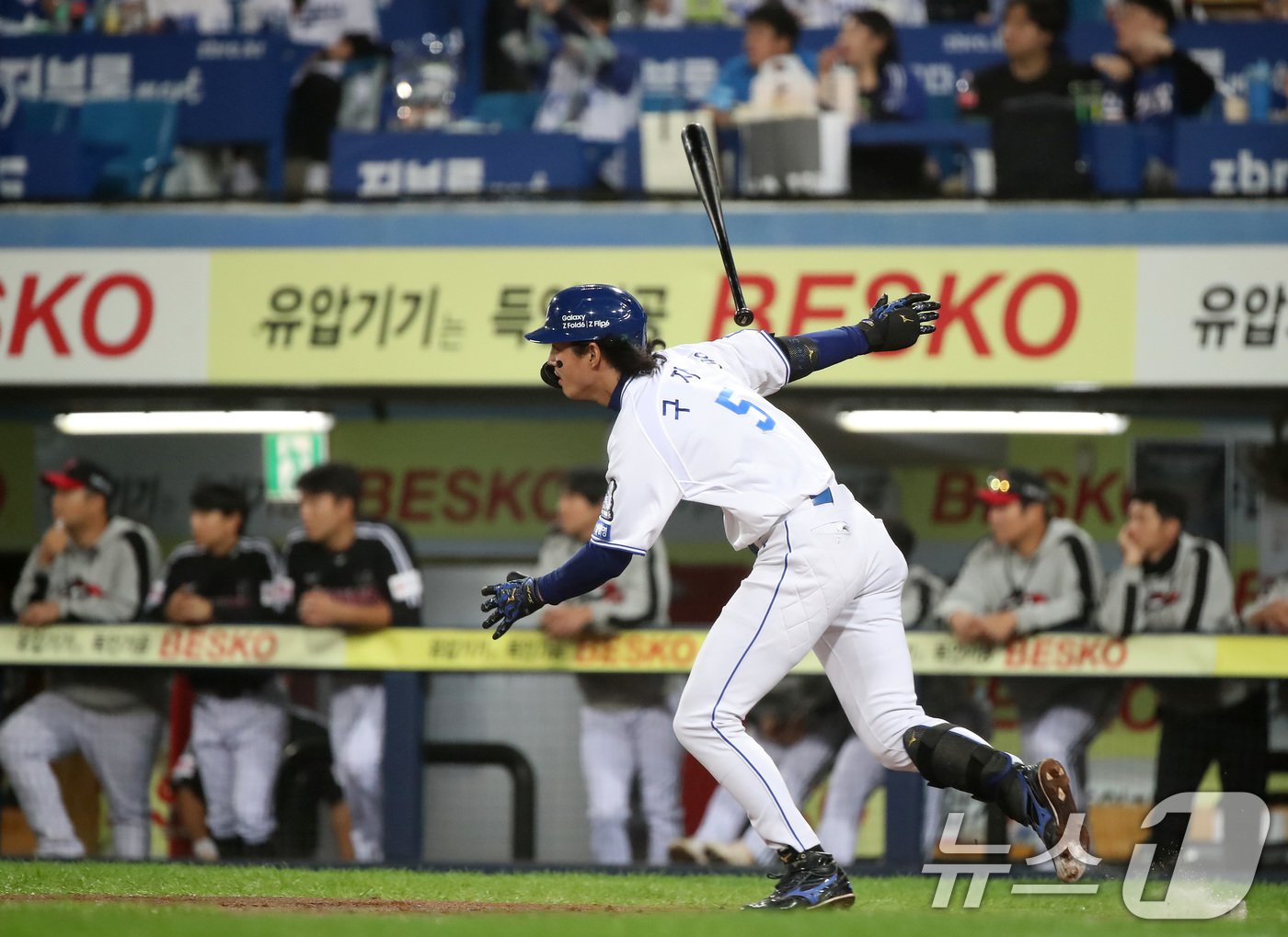 15일 오후 대구 삼성라이온즈파크에서 열린 프로야구 &#39;2024 신한 SOL 뱅크 KBO 포스트시즌&#39; 플레이오프 2차전 LG 트윈스와 삼성 라이온즈의 경기, 1회말 2사 상황 삼성 구자욱이 안타를 치고 있다. 2024.10.15/뉴스1 ⓒ News1 공정식 기자